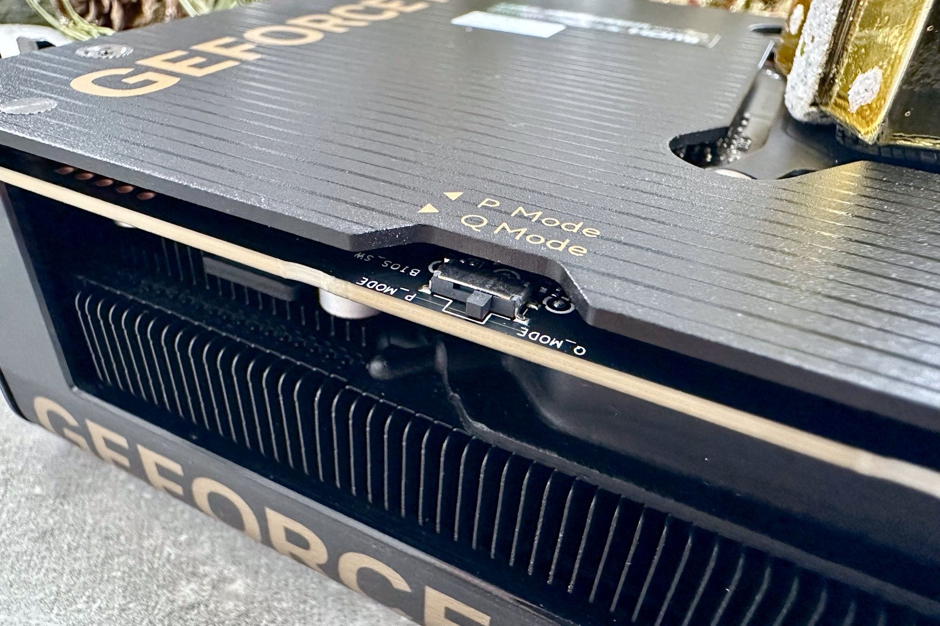 ASUS GeForce RTX 5080 ProArt OC Edition - przełącznik BIOS