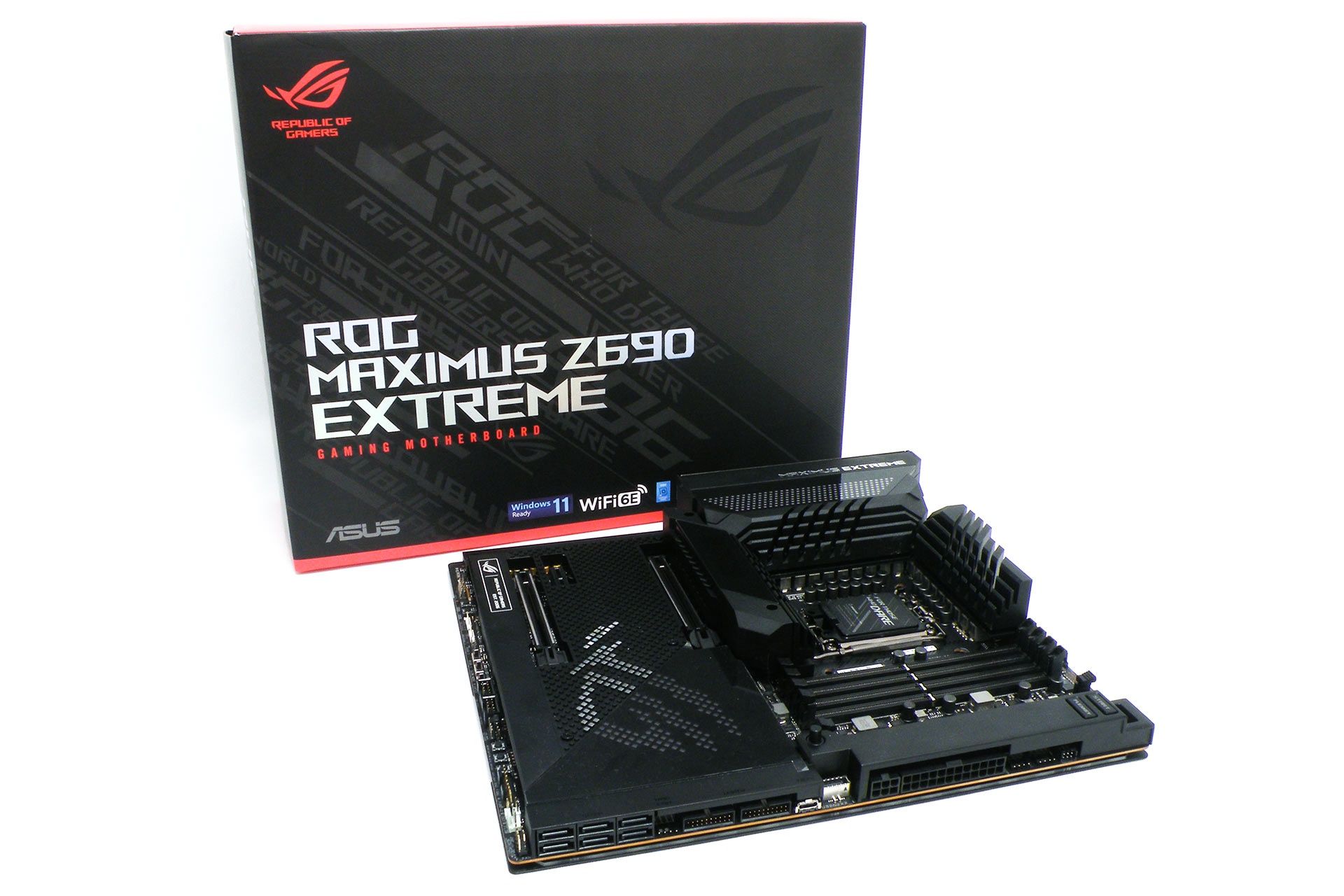 ASUS ROG Maximus Z690 Extreme - obok pudełka