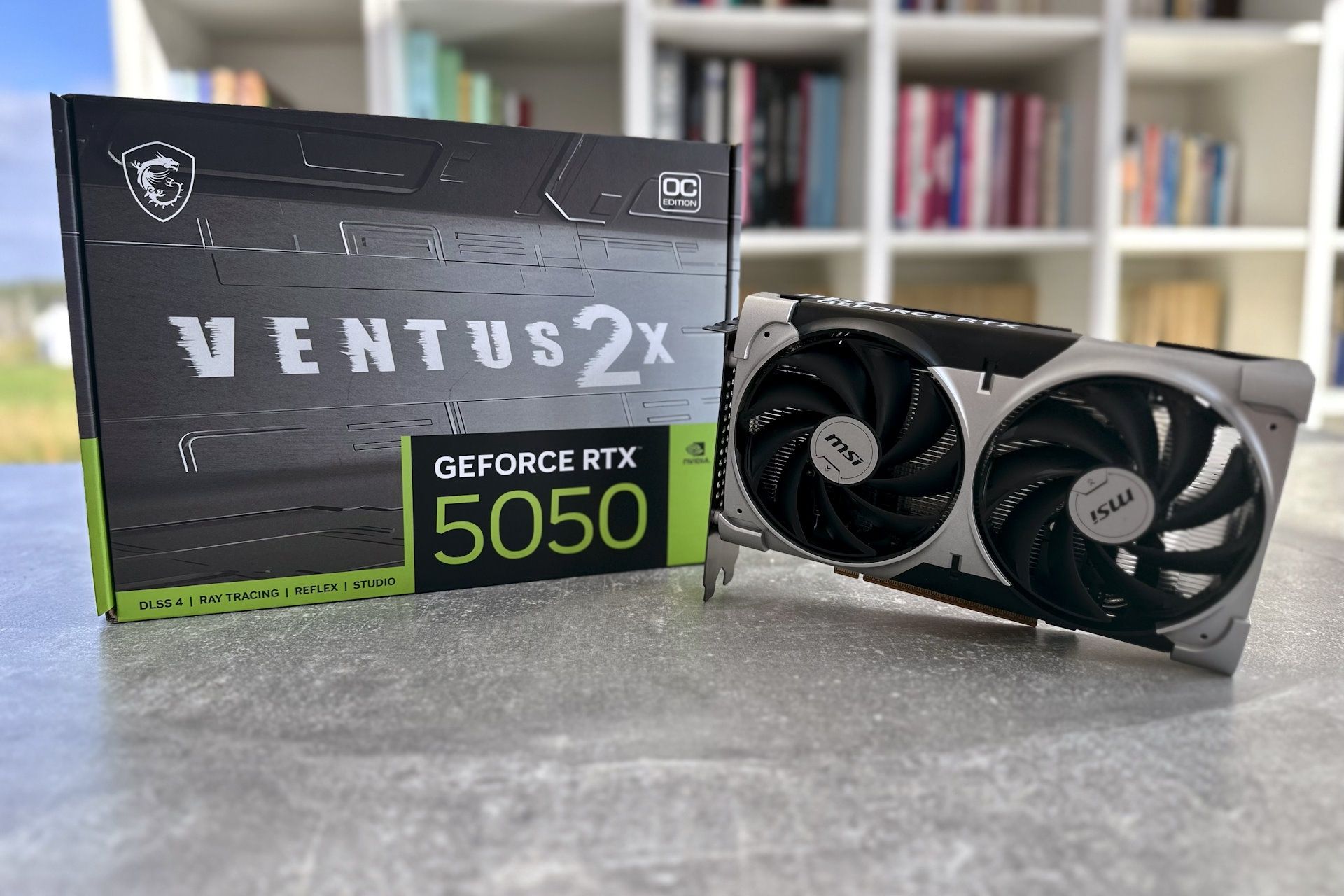 MSI GeForce RTX 5050 Ventus X2 - przy pudełku