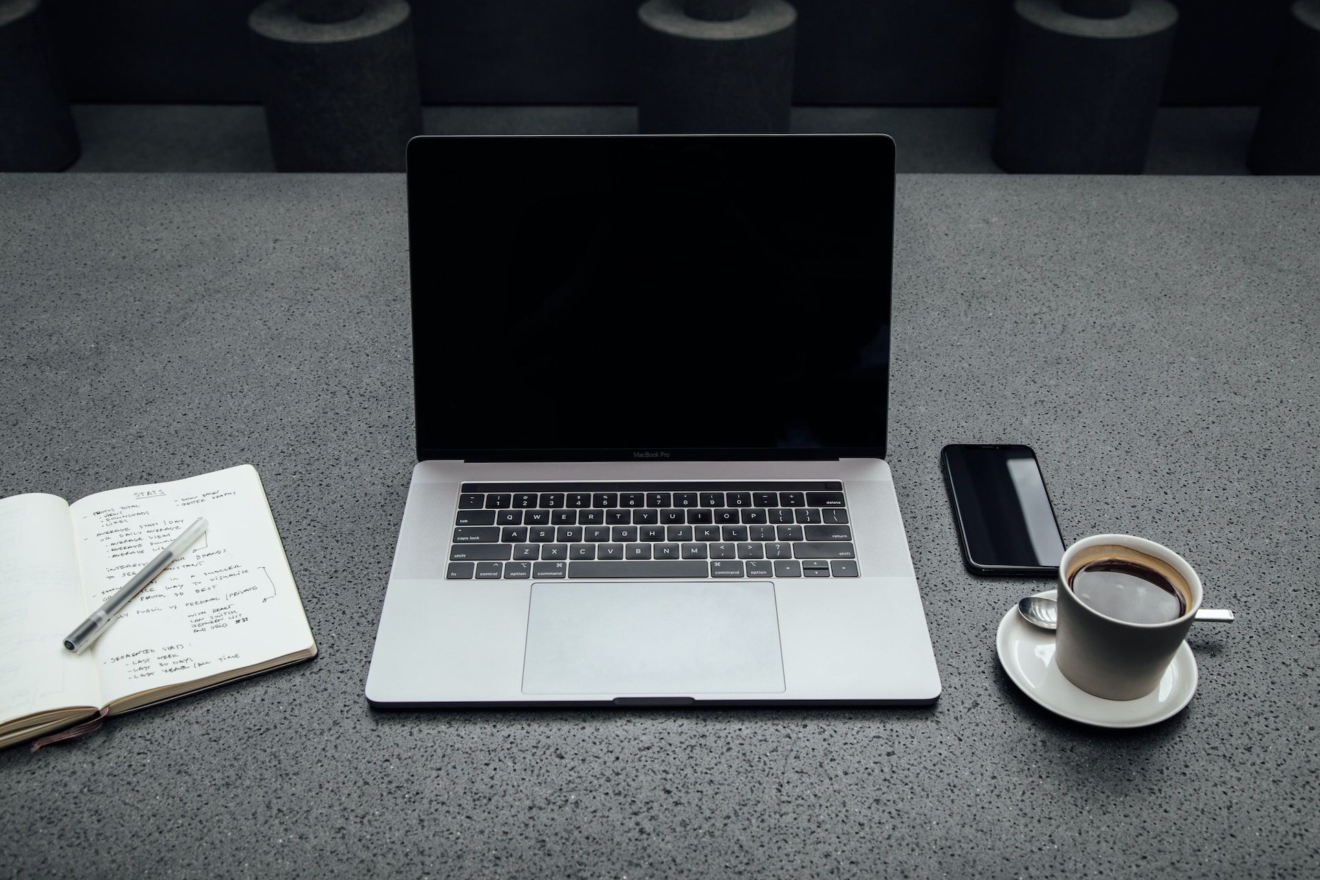 Laptop. Praca zdalna