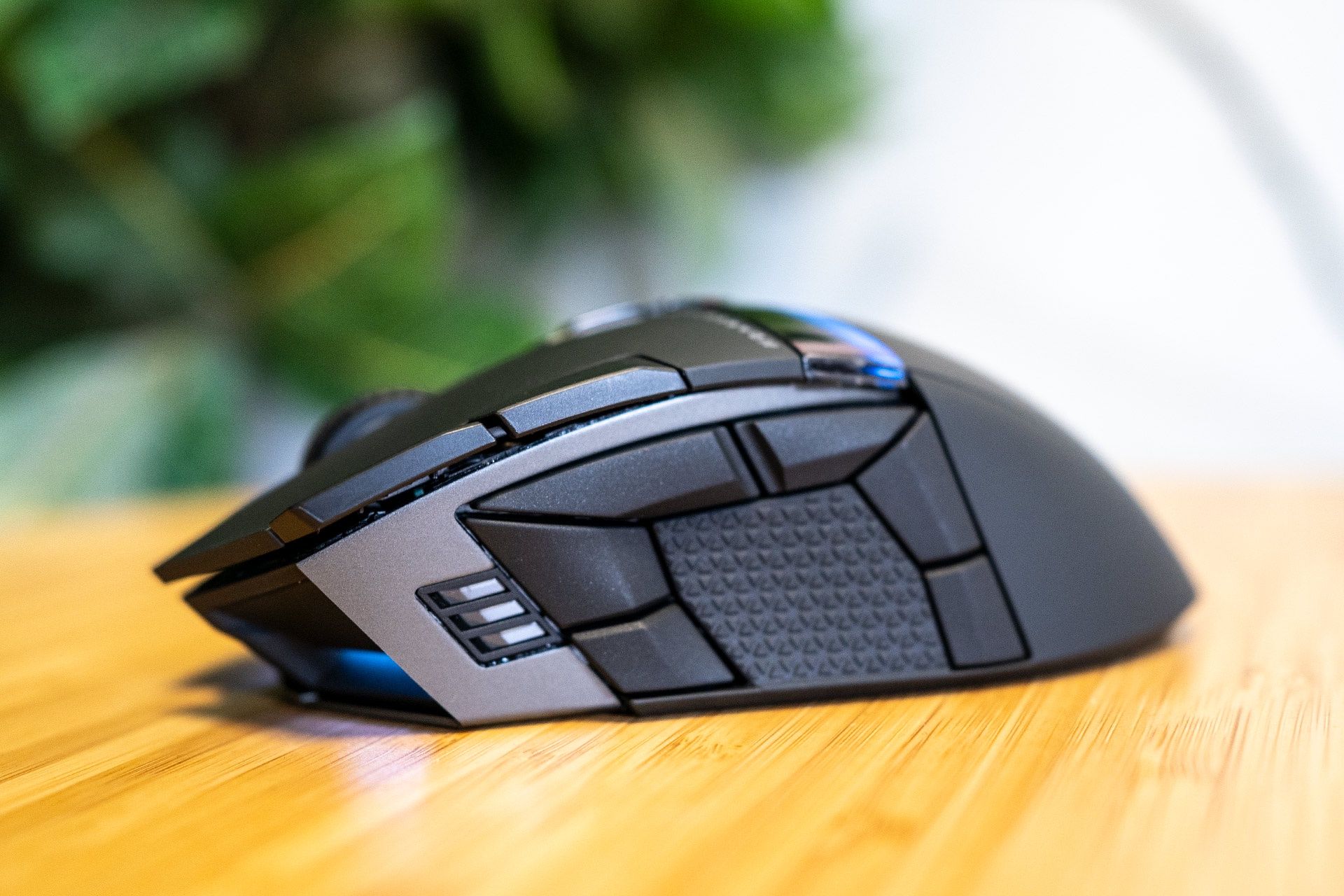 Corsair Darkstar Wireless - widok na panel boczny