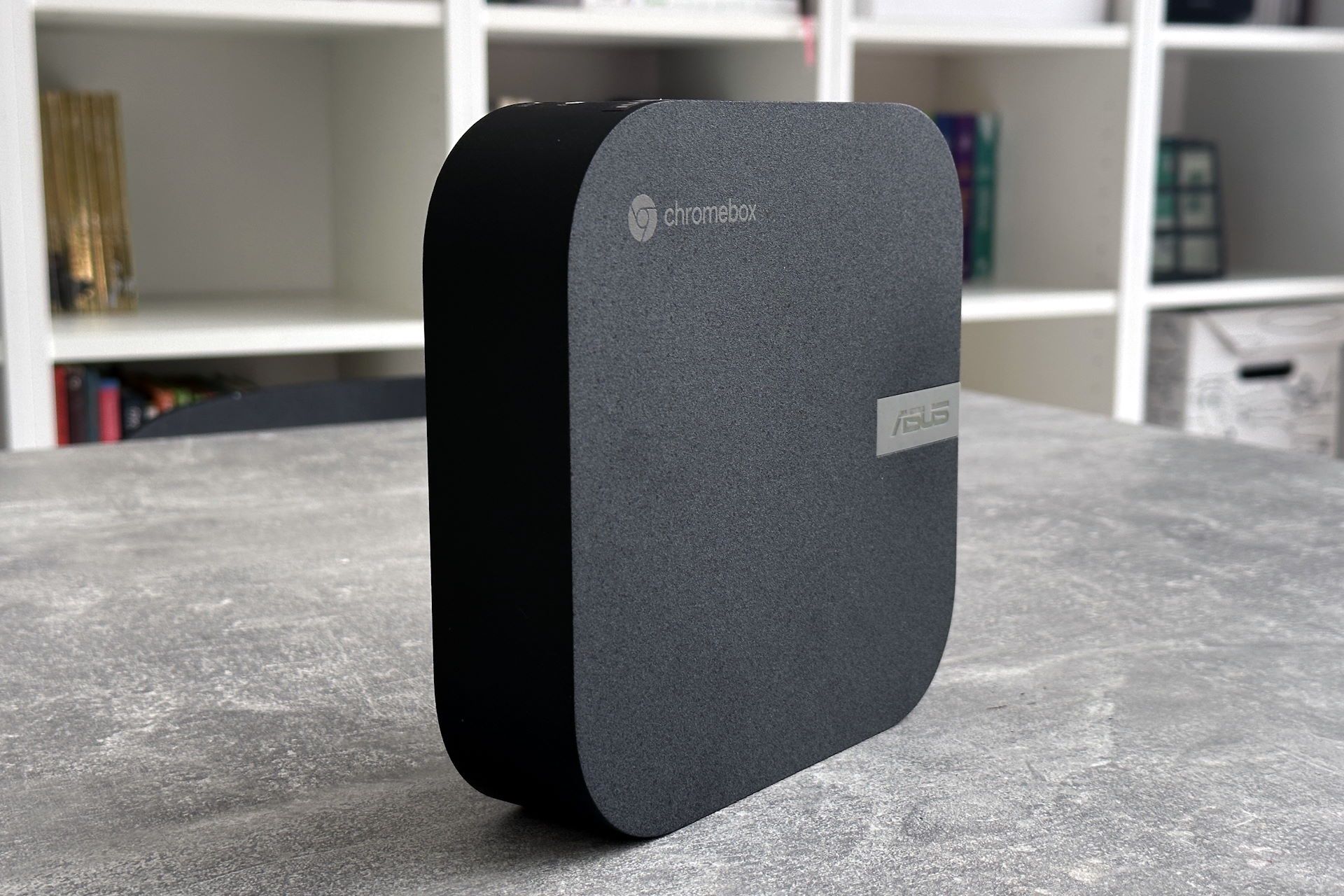 ASUS Chromebox 5 - z profilu