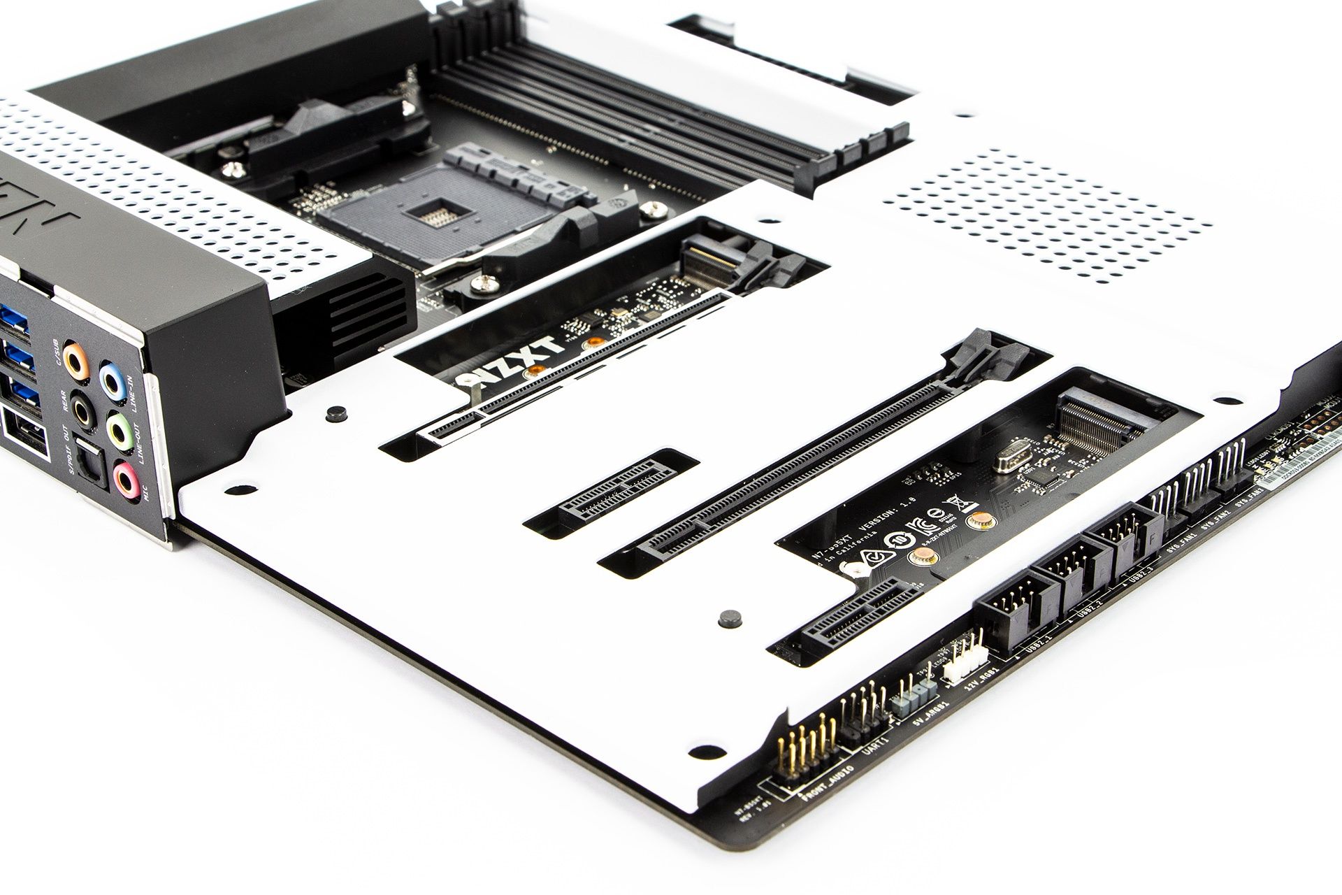 NZXT N7 B550 - gniazdka M.2