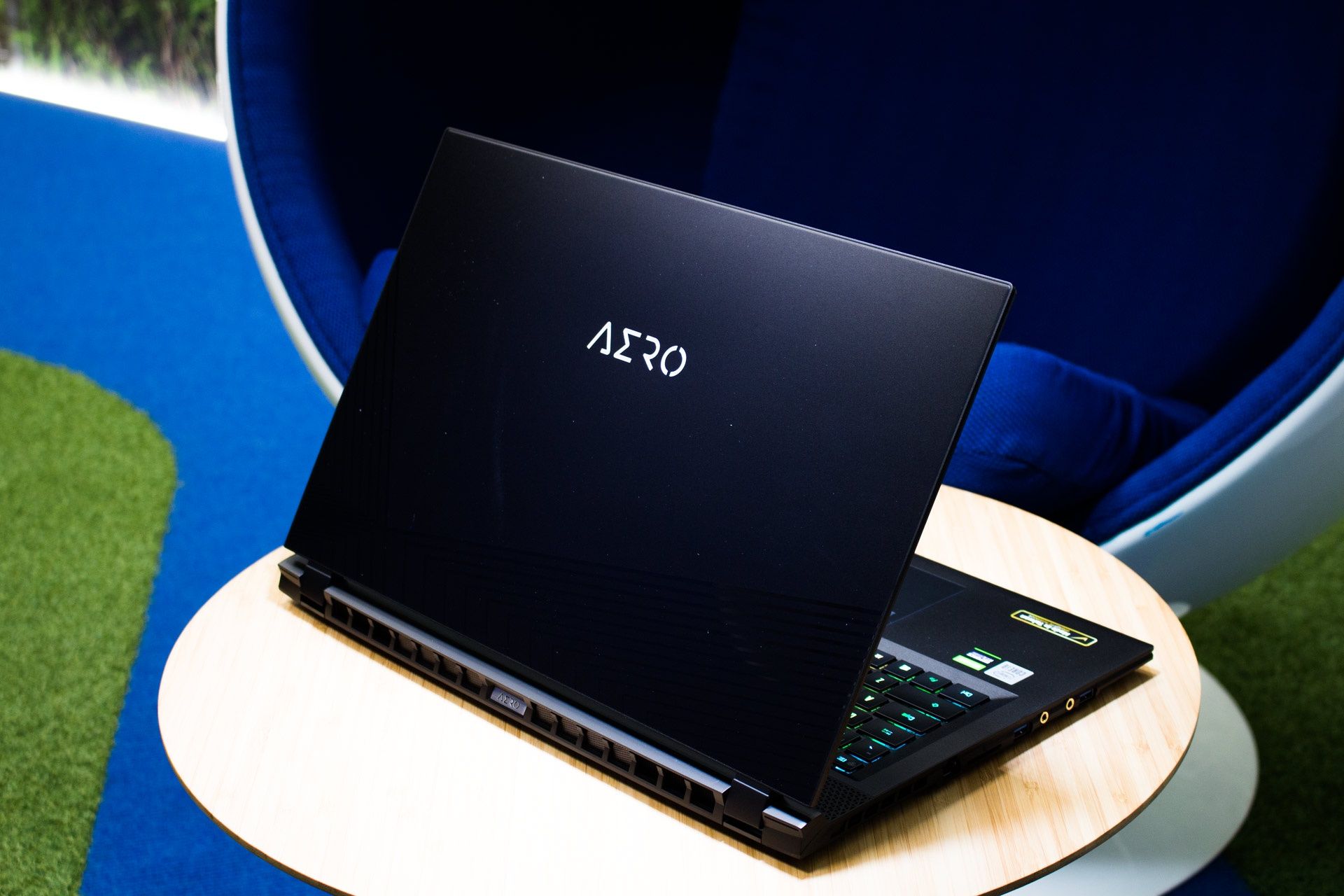 Gigabyte AERO 17 HDR YC - widok z profilu