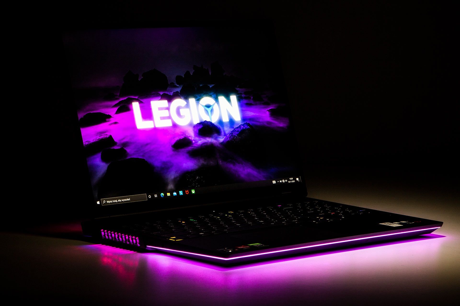 Lenovo Legion 7 z 2021 roku - podświetlenie w ciemności