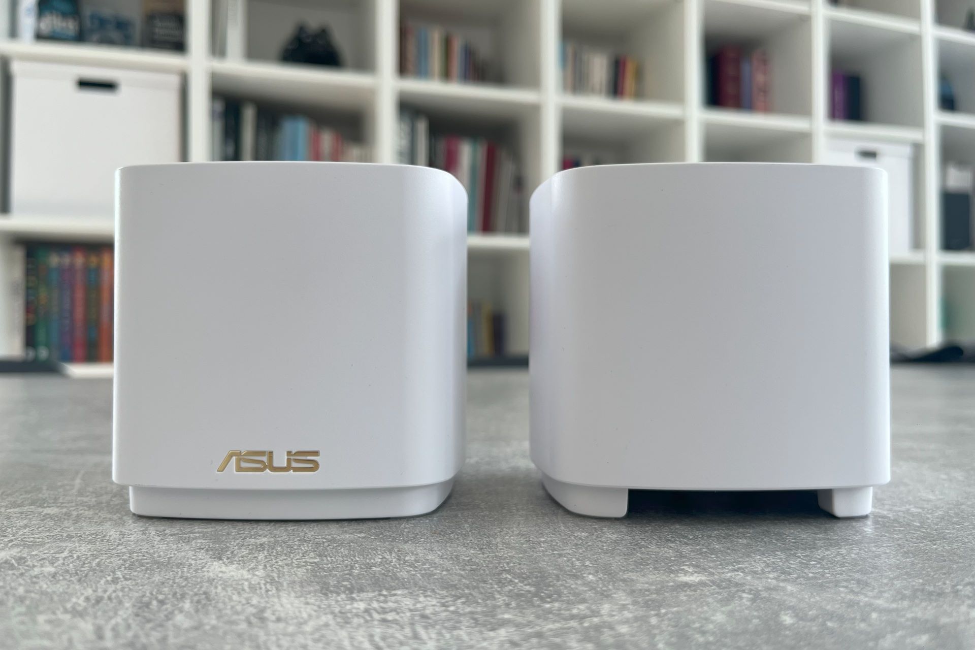 ASUS ZenWiFi XD5 - od przodu i tyłu