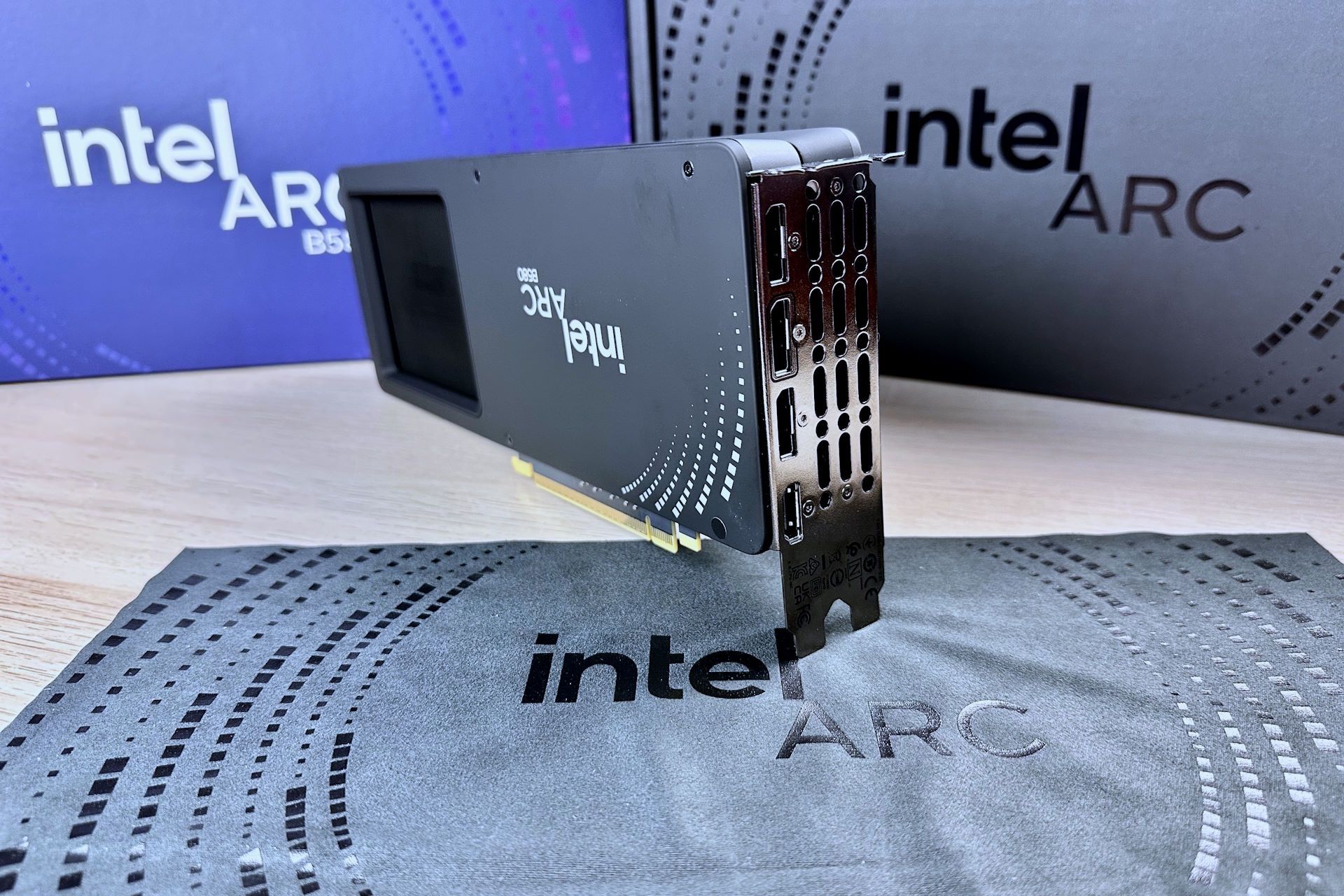 Intel ARC B580 Limited Edition - Złącza wideo