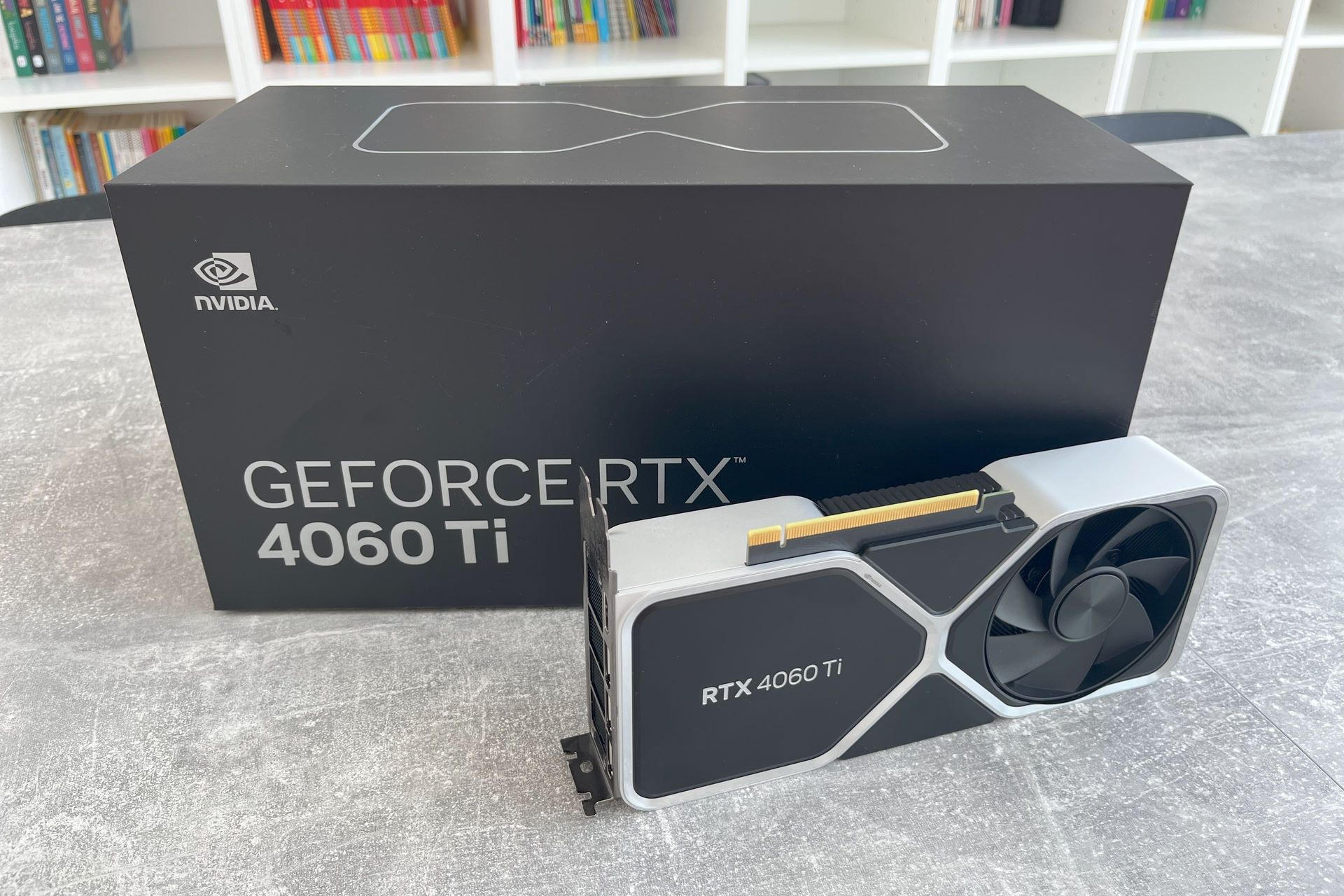 NVIDIA GeForce RTX 4060 Ti 8 GB Founders Edition - obok pudełka