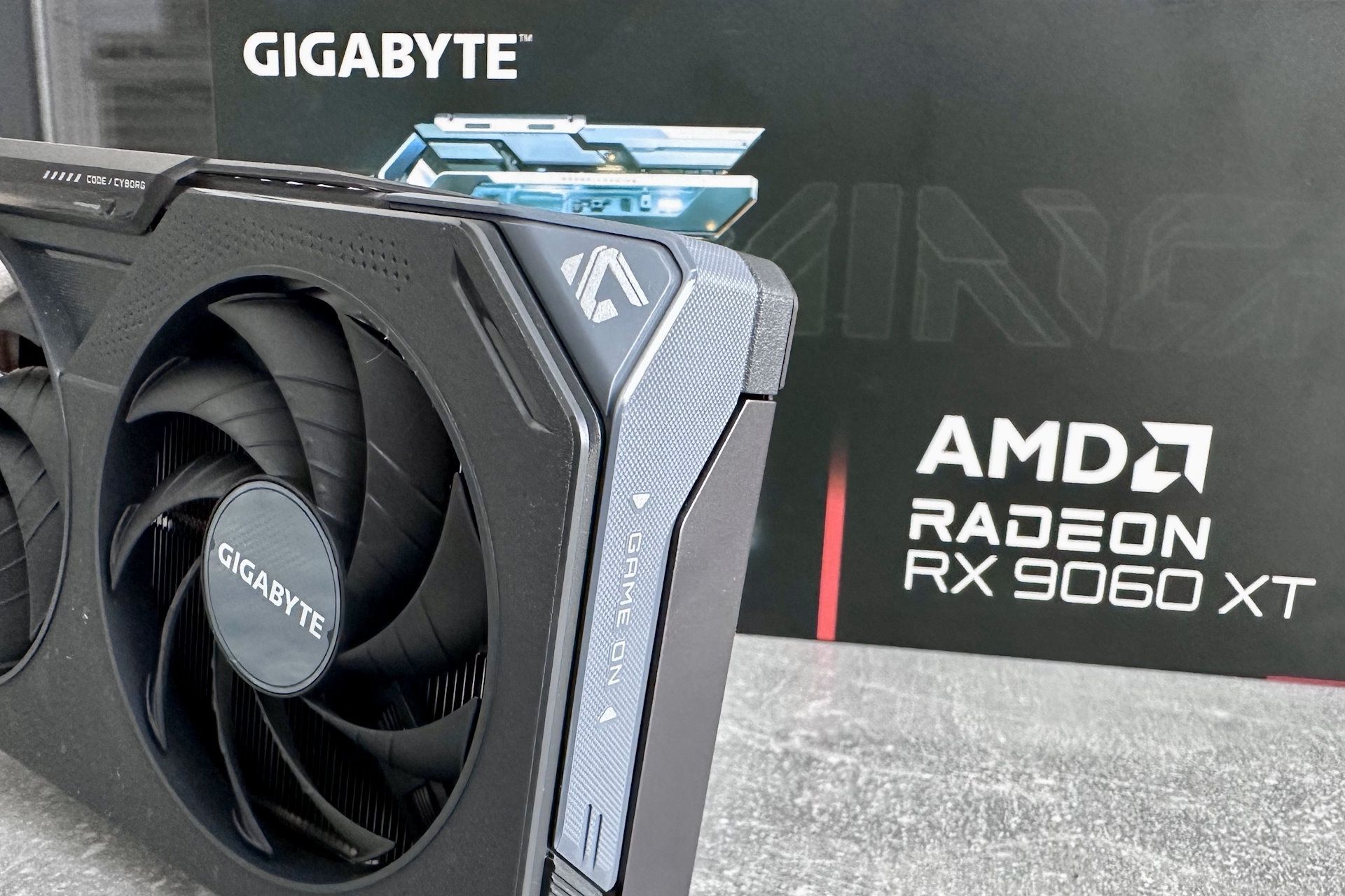 Gigabyte Radeon RX 9060 XT Gaming OC 16 GB - narożnik