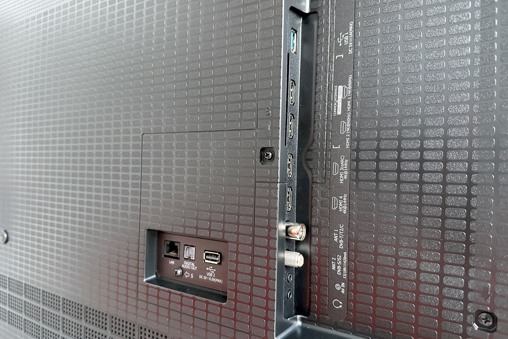 Hisense ULED 65U78Q - złącza