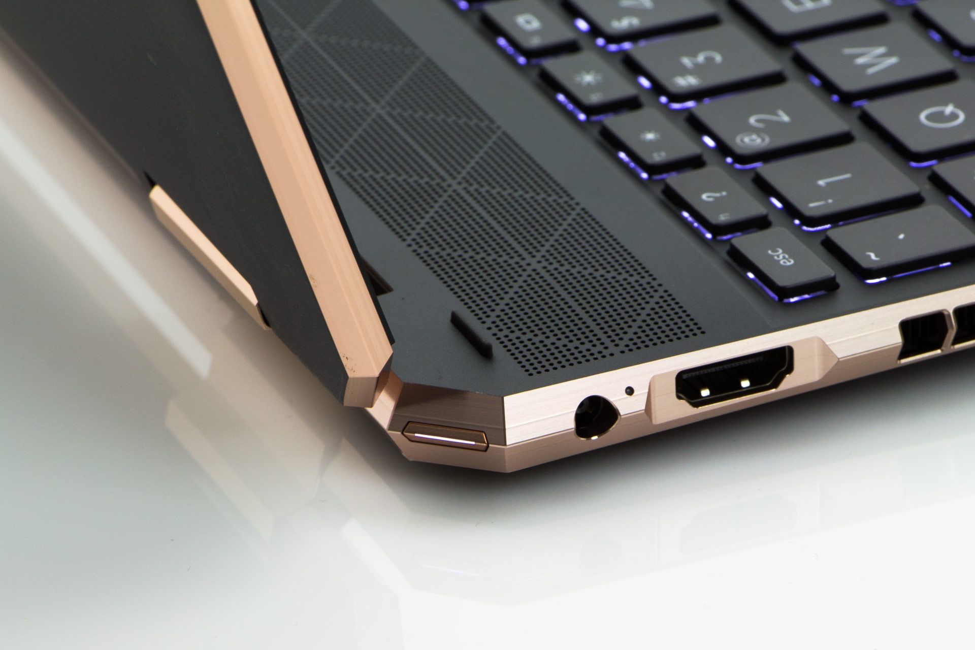 HP Spectre x360 15 - złącza lewy bok