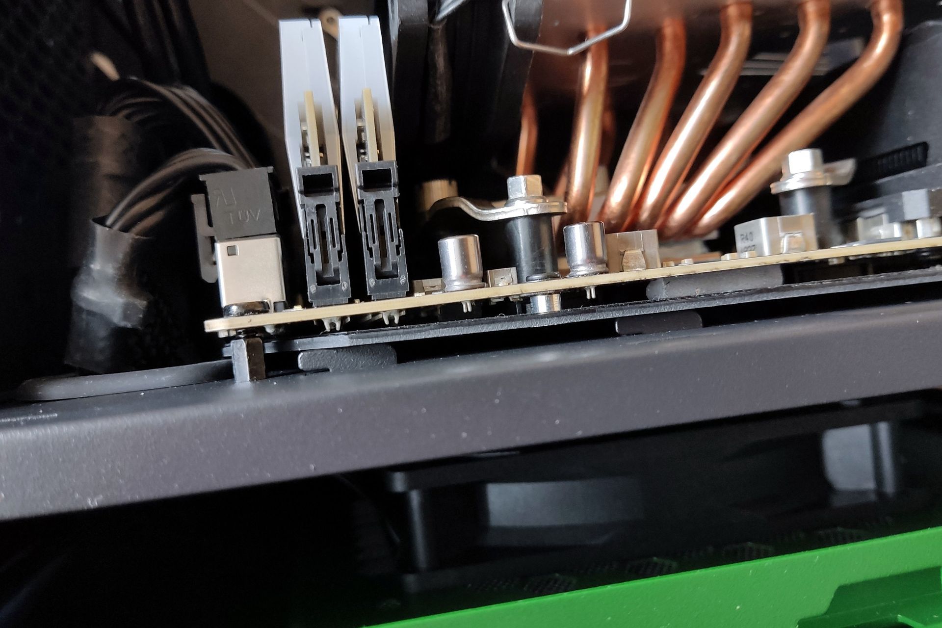 Thermaltake The Tower 100 - problem z płytą główną