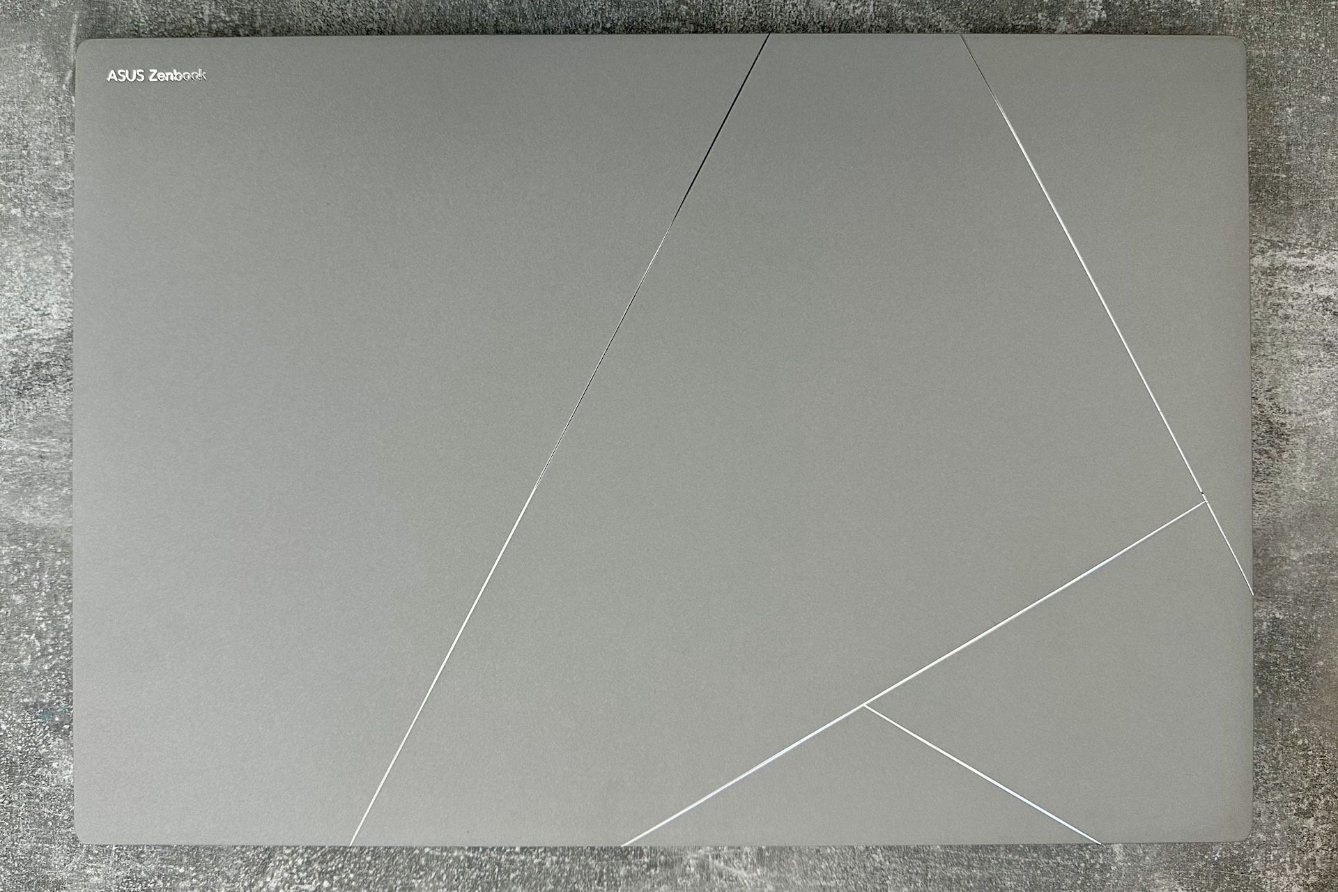 ASUS Zenbook S 16 UM5606 - od góry