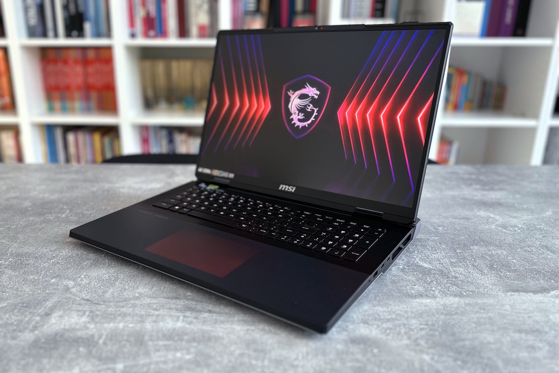 MSI Titan 18 HX A14V - z profilu