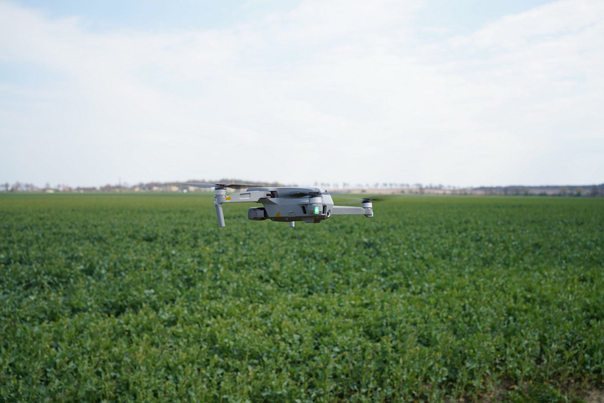 DJI FPV vs DJI Air 2S - DJI Air 2S w locie, z boku