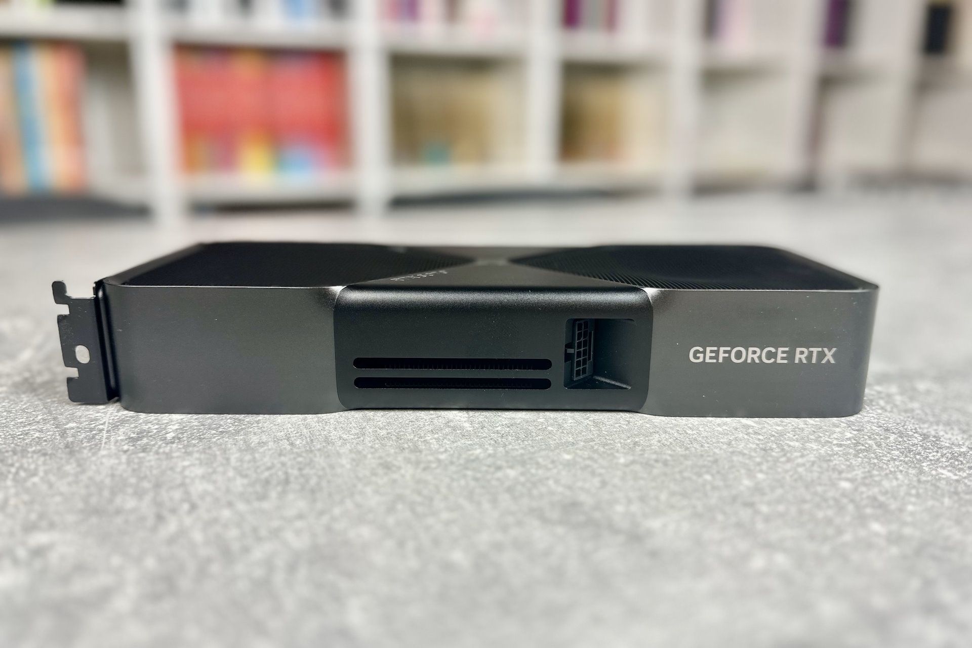 NVIDIA GeForce RTX 5070 Founders Edition - szczyt