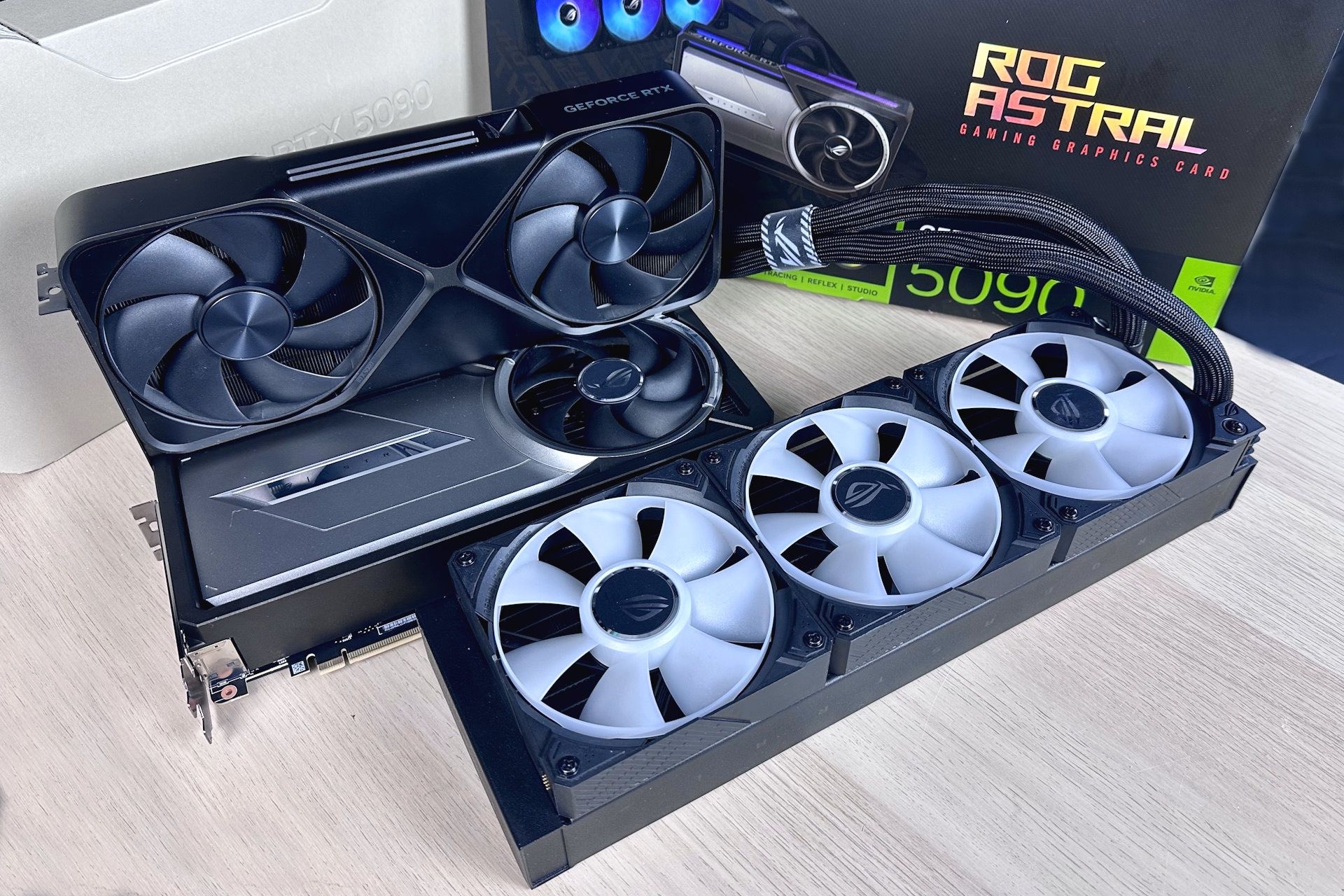 ASUS GeForce RTX 5090 ROG Astral LC - od frontu