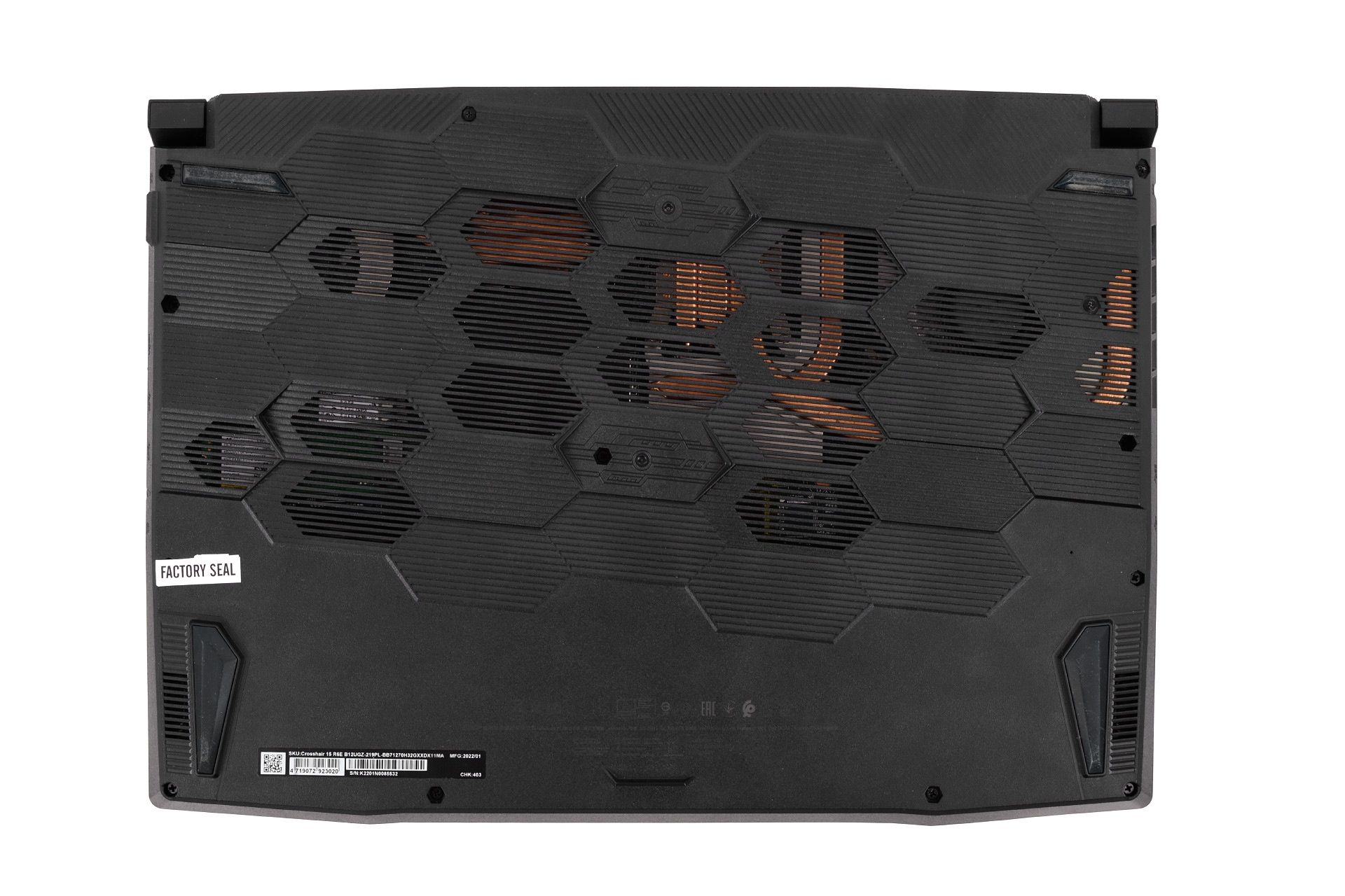 MSI Crosshair 15 Rainbow Six Extraction Edition - od spodu