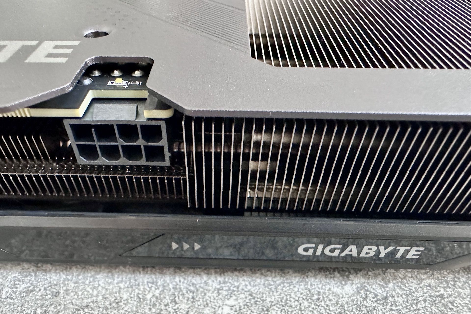 Gigabyte Radeon RX 9060 XT Gaming OC 16 GB - złacze zasilania