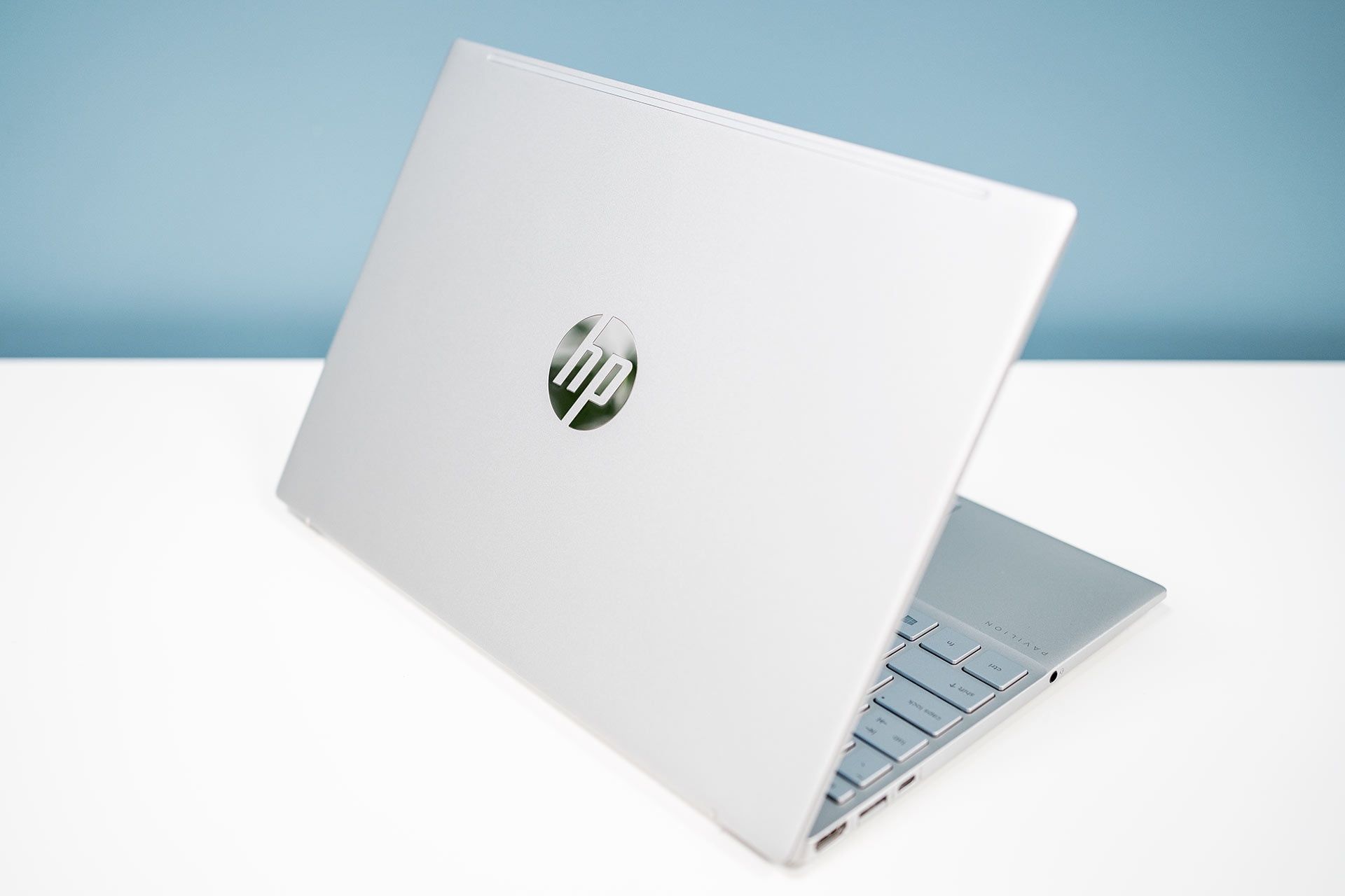 HP Pavilion Aero 13 logo z tyłu