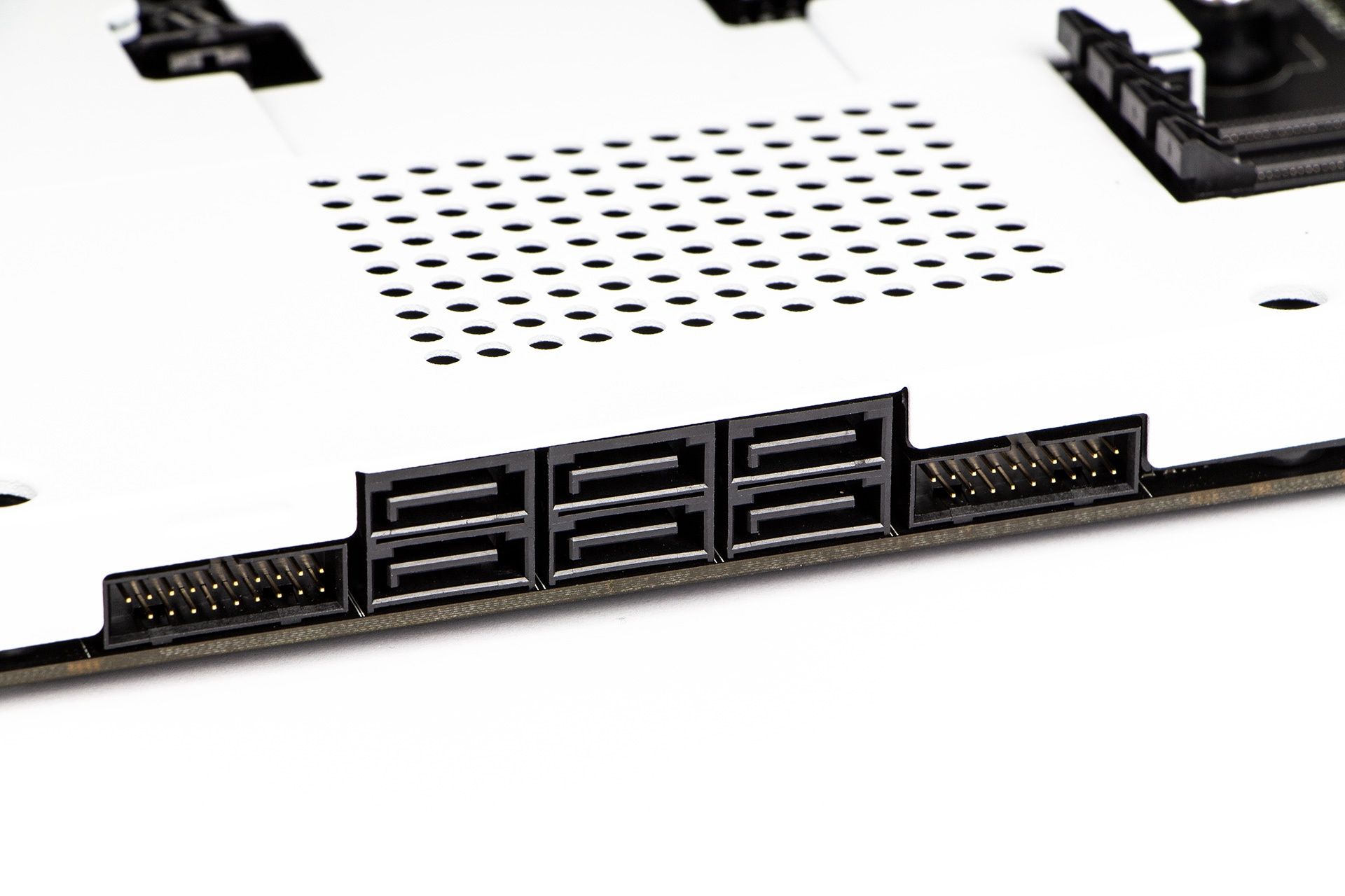 NZXT N7 B550 - porty SATA