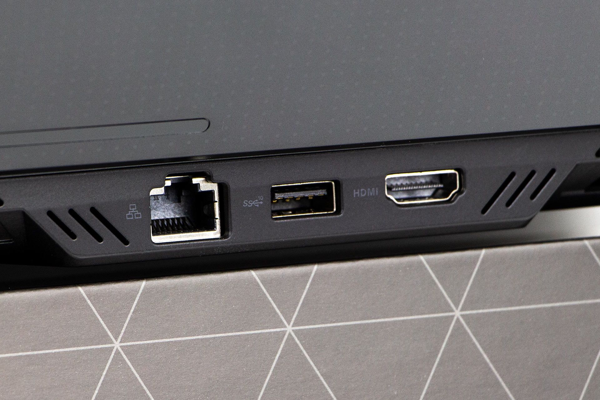 ASUS ROG Zephyrus Duo 16 - porty z tyłu