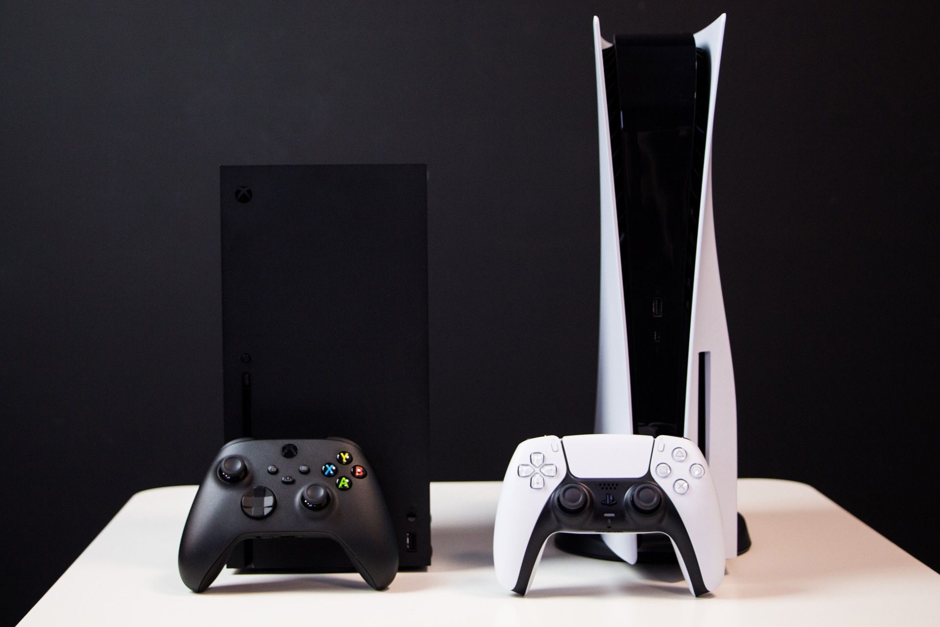 Playstation 5 i X-Box Series X obok siebie