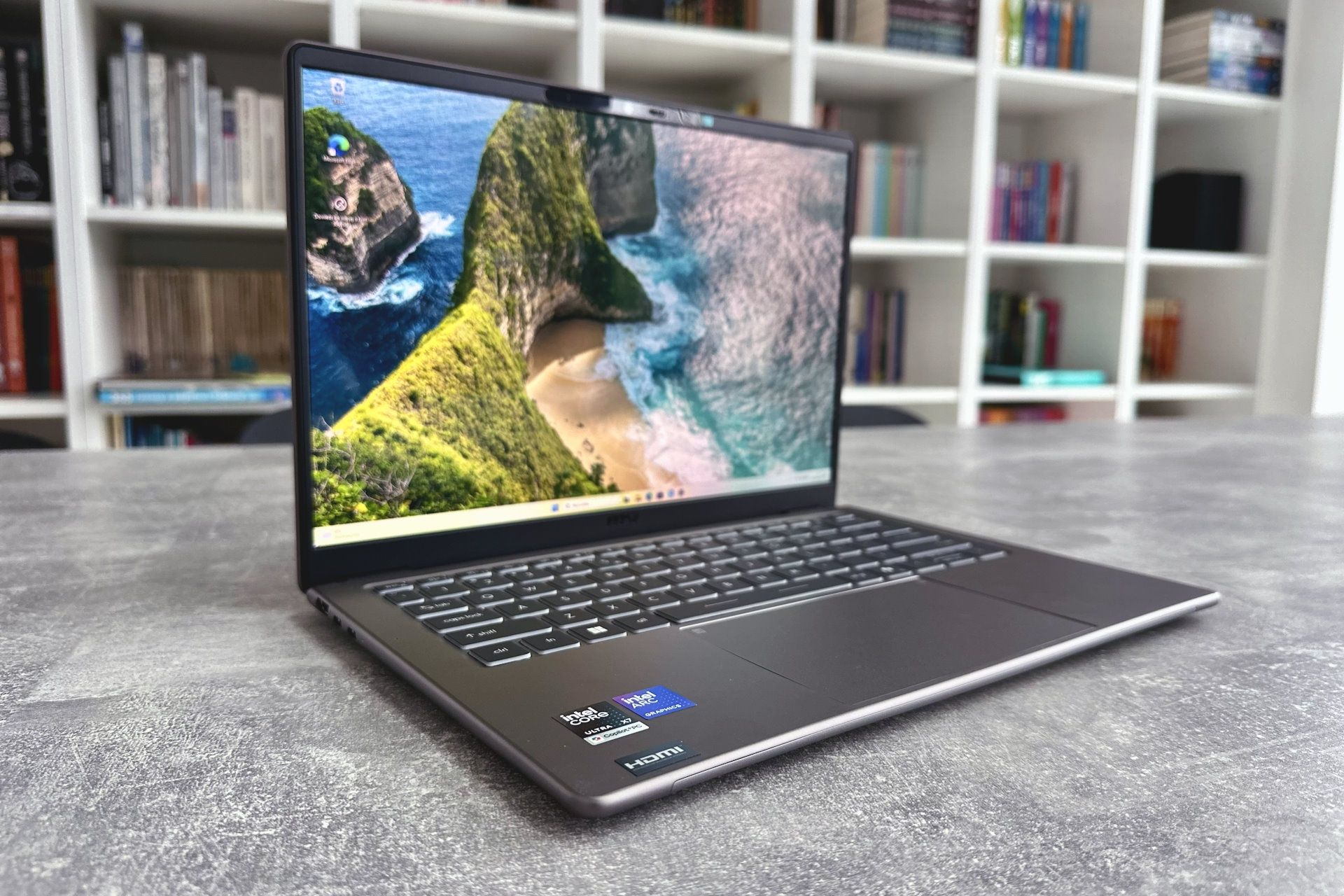 MSI Prestige 14 AI+ - z profilu