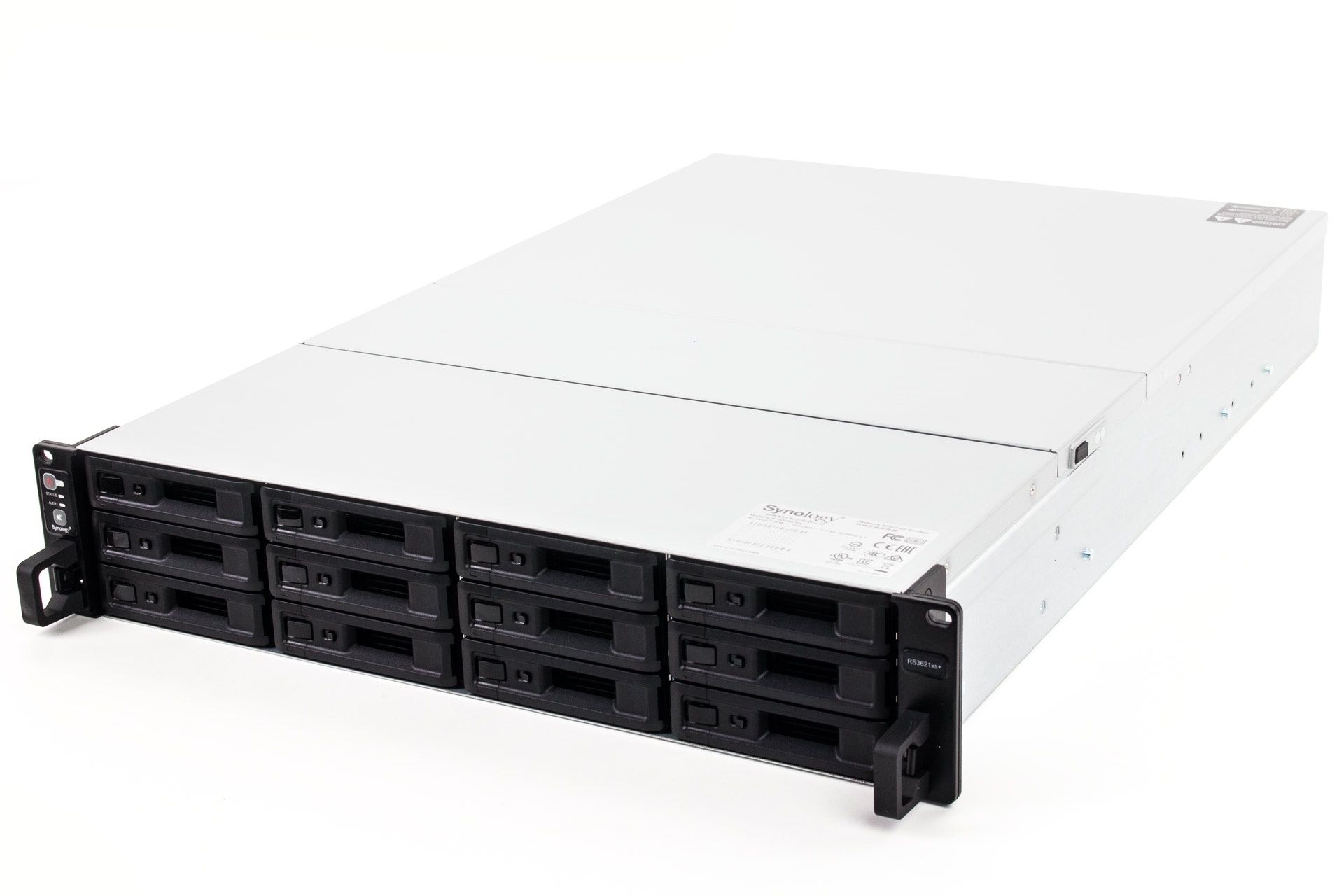Synology RS3621xs+ - zdjęcie od przodu
