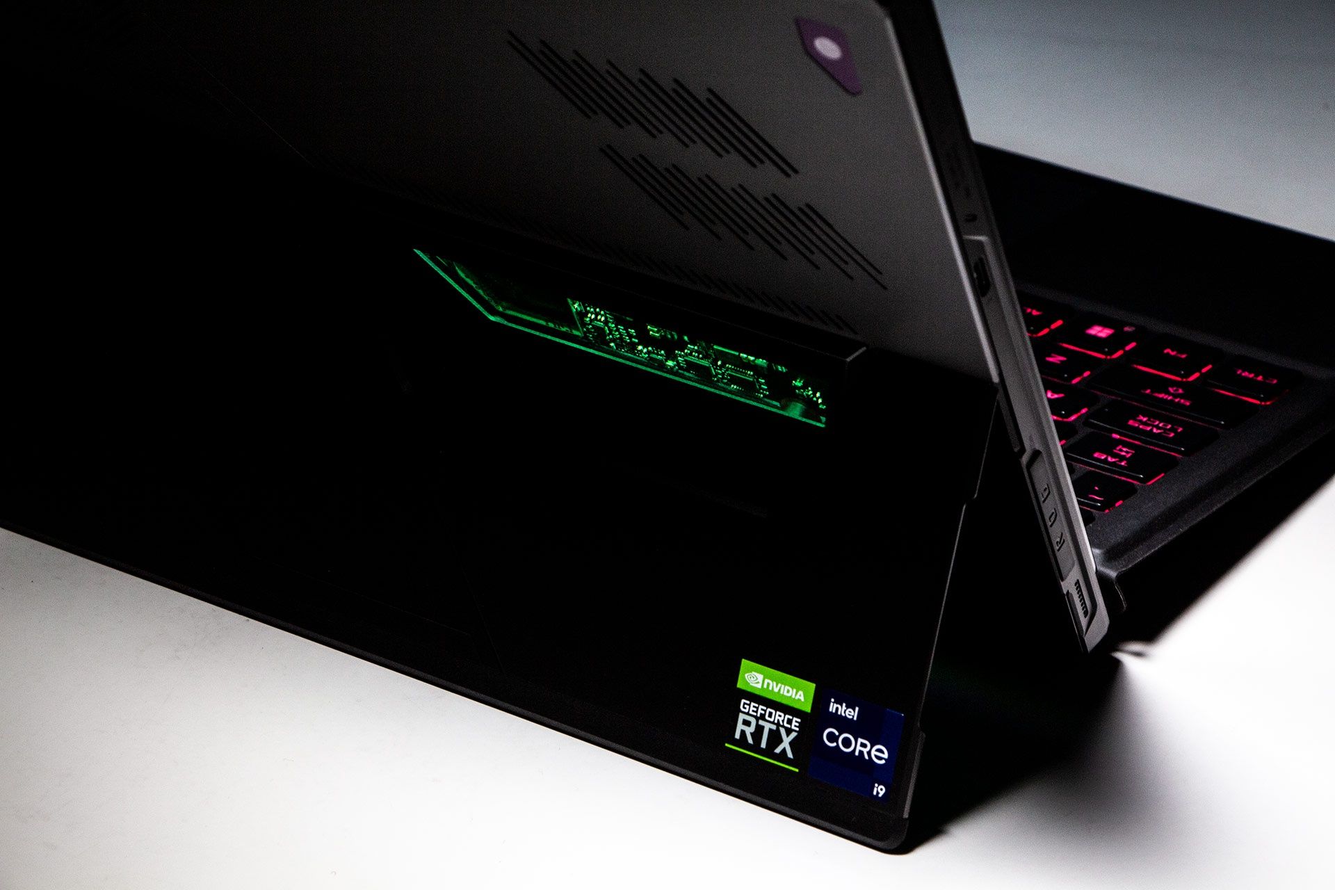 ASUS ROG Flow Z13 - podświetlenie RGB z tyłu