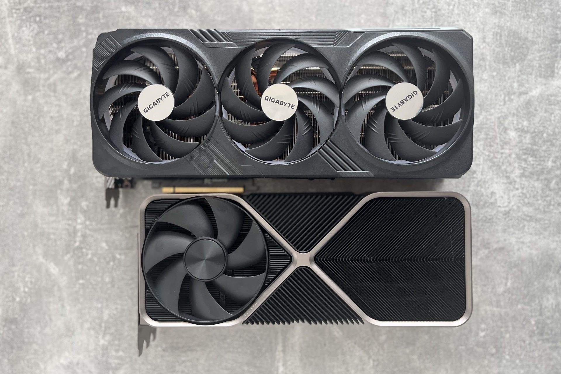 Gigabyte GeForce RTX 4090 Gaming OC 24G obok RTX 4090 Founders Edition - bok