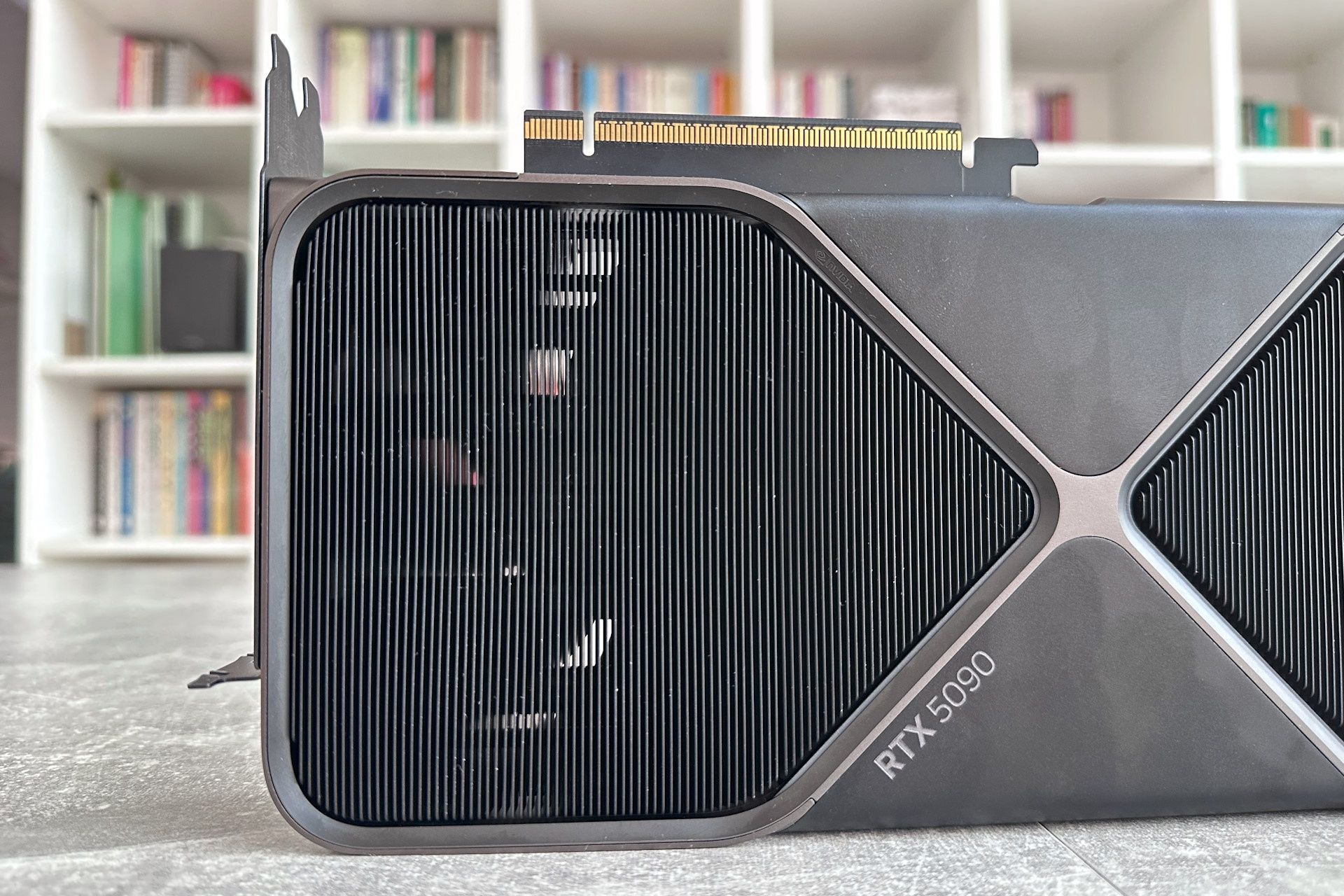 NVIDIA GeForce RTX 5090 Founders Edition - złacze zasilania