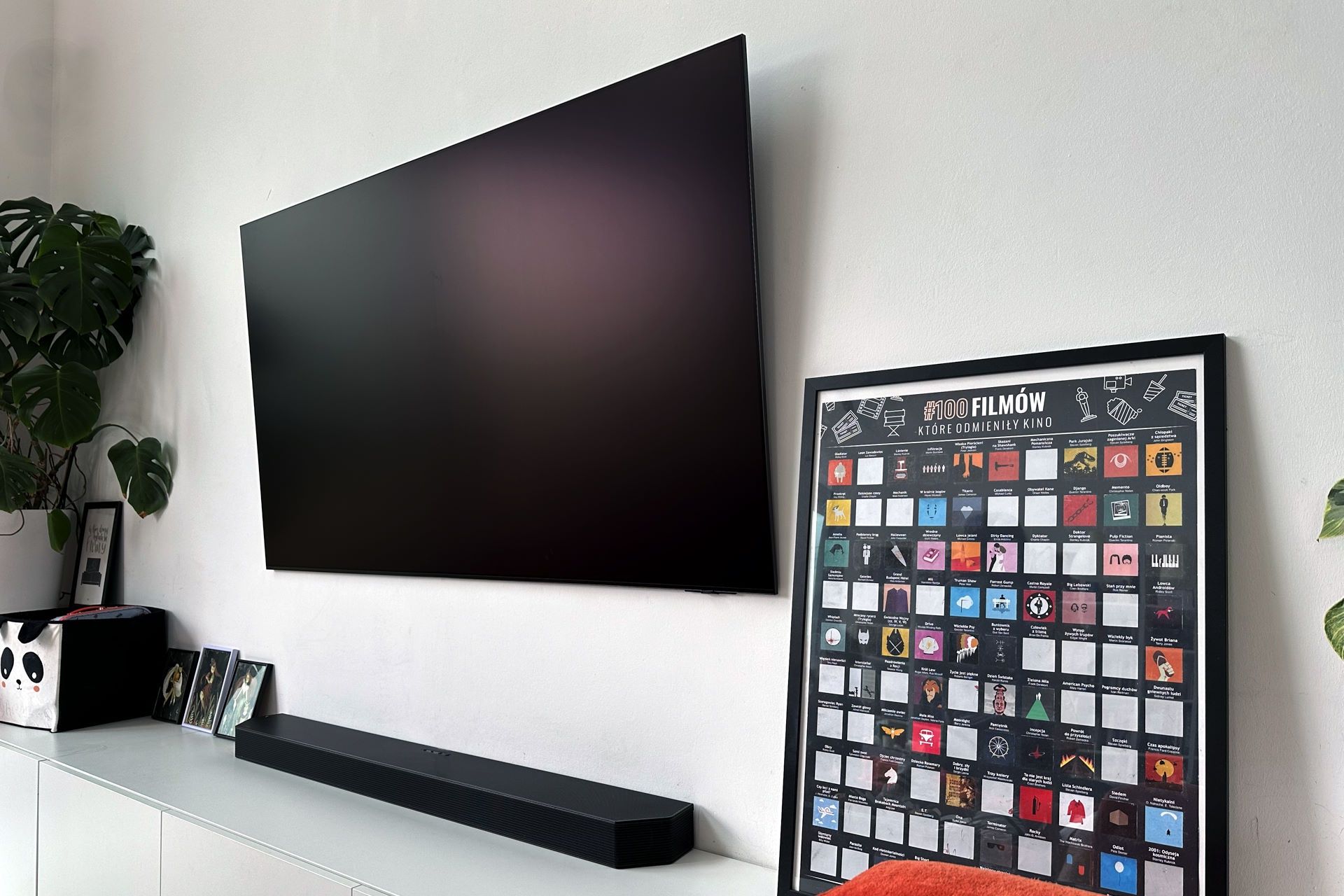 Samsung OLED S95D - wyłączony na ścianie