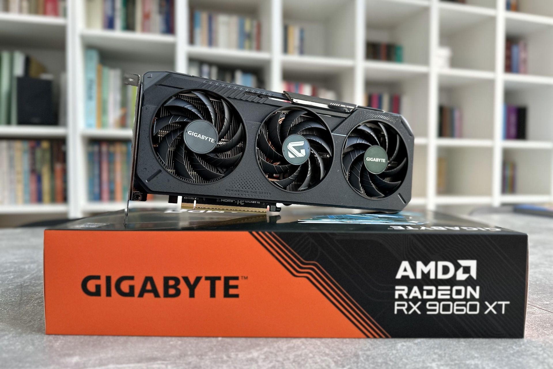 Gigabyte Radeon RX 9060 XT Gaming OC 16 GB - na kartonie