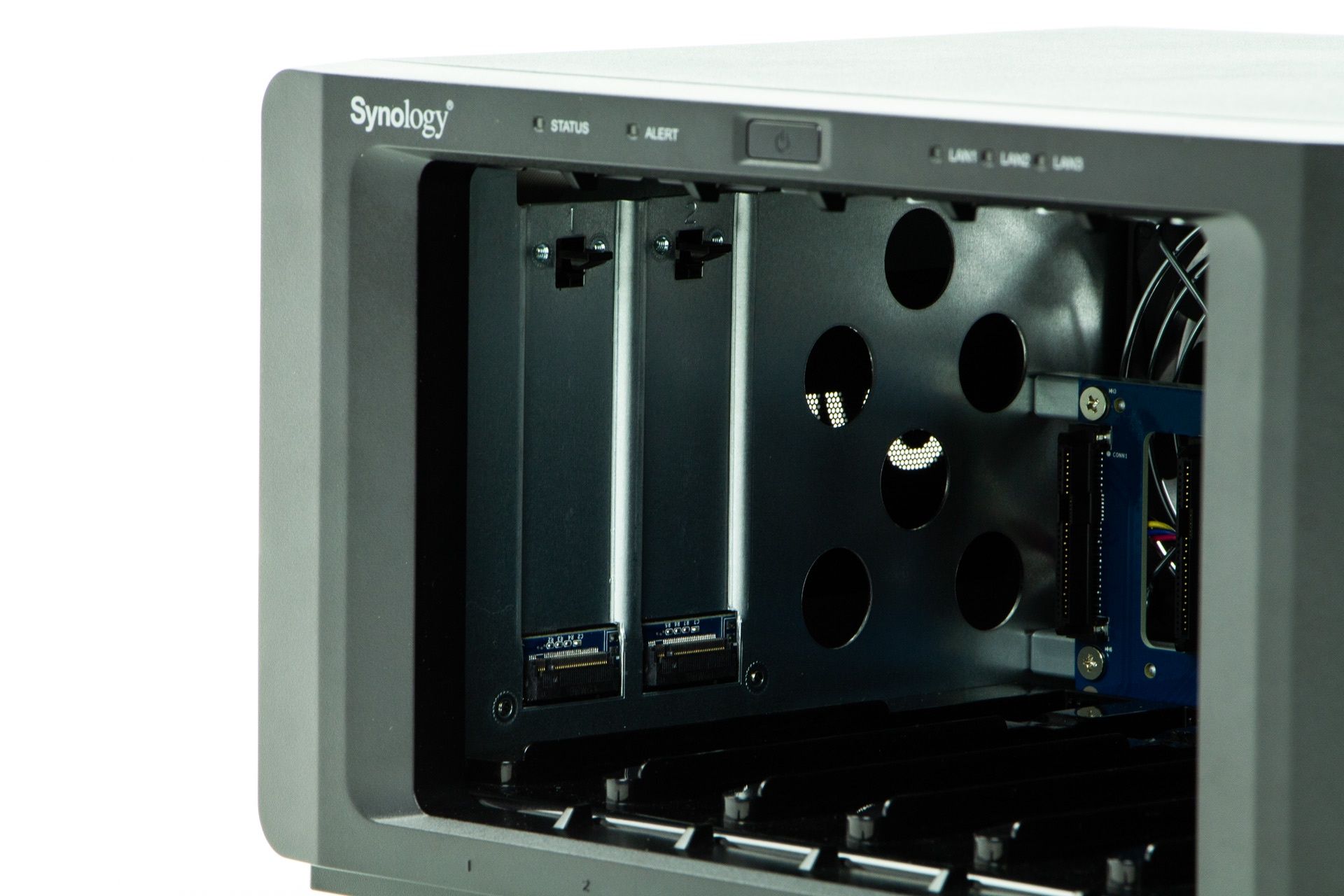 Synology DS1621xs+ - dostęp do gniazd M.2
