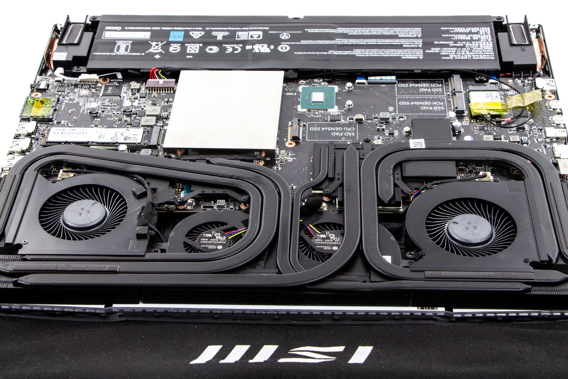 MSI Titan GT77 - system chłodzenia