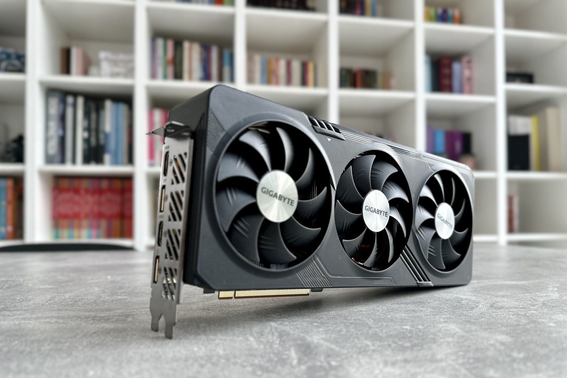 Gigabyte Radeon RX 7900 GRE Gaming OC - z profilu