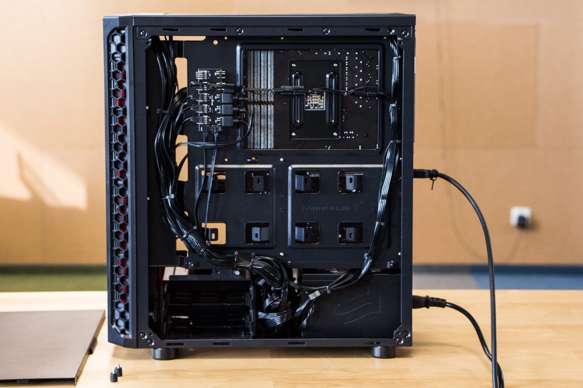 Actina Action SPC R3100 - cablemanagment z tyłu