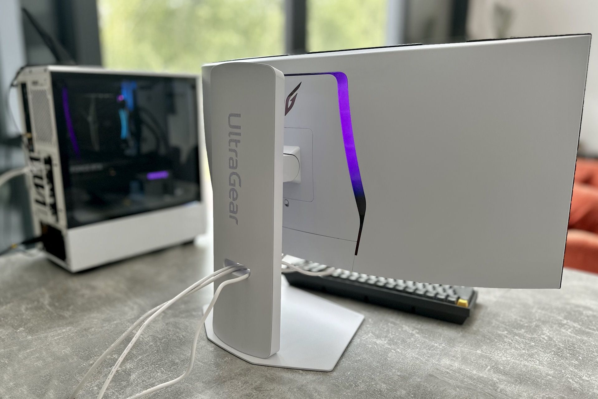 LG UltraGear 34GX90SA - z tyłu przy PC
