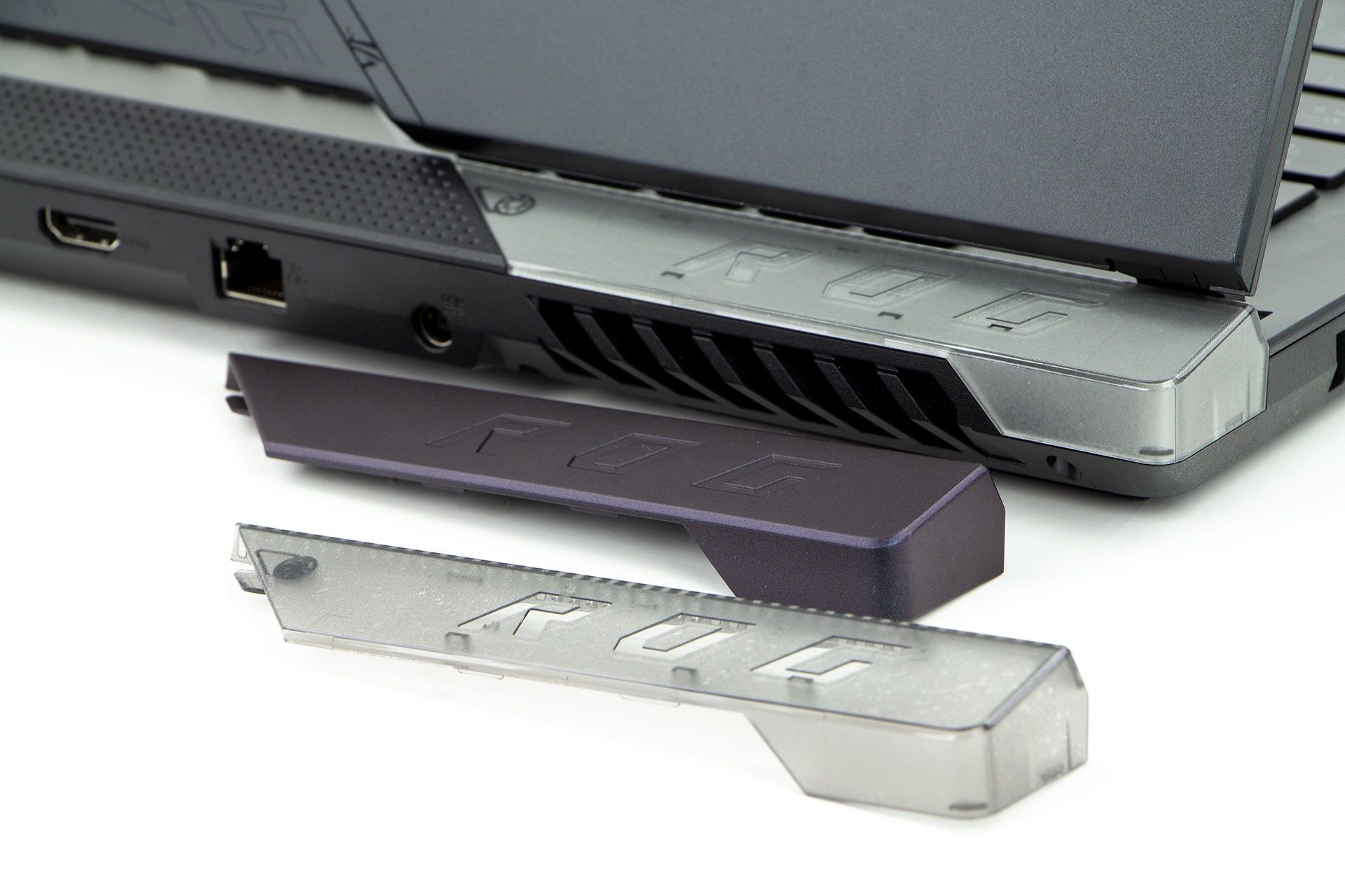 ASUS ROG STRIX SCAR 17 SE - wymienne fragmenty obudowy