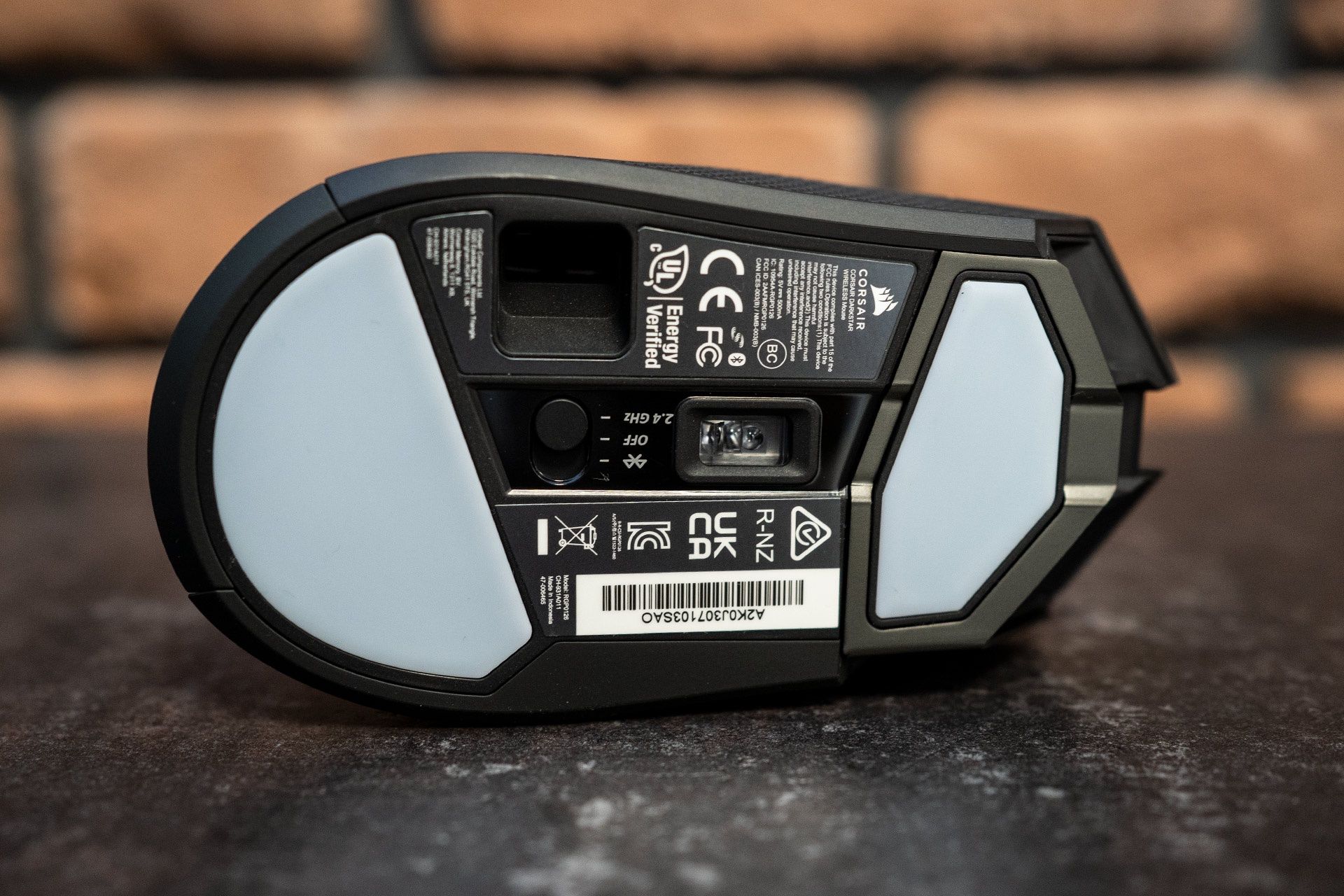 Corsair Darkstar Wireless - spód myszki