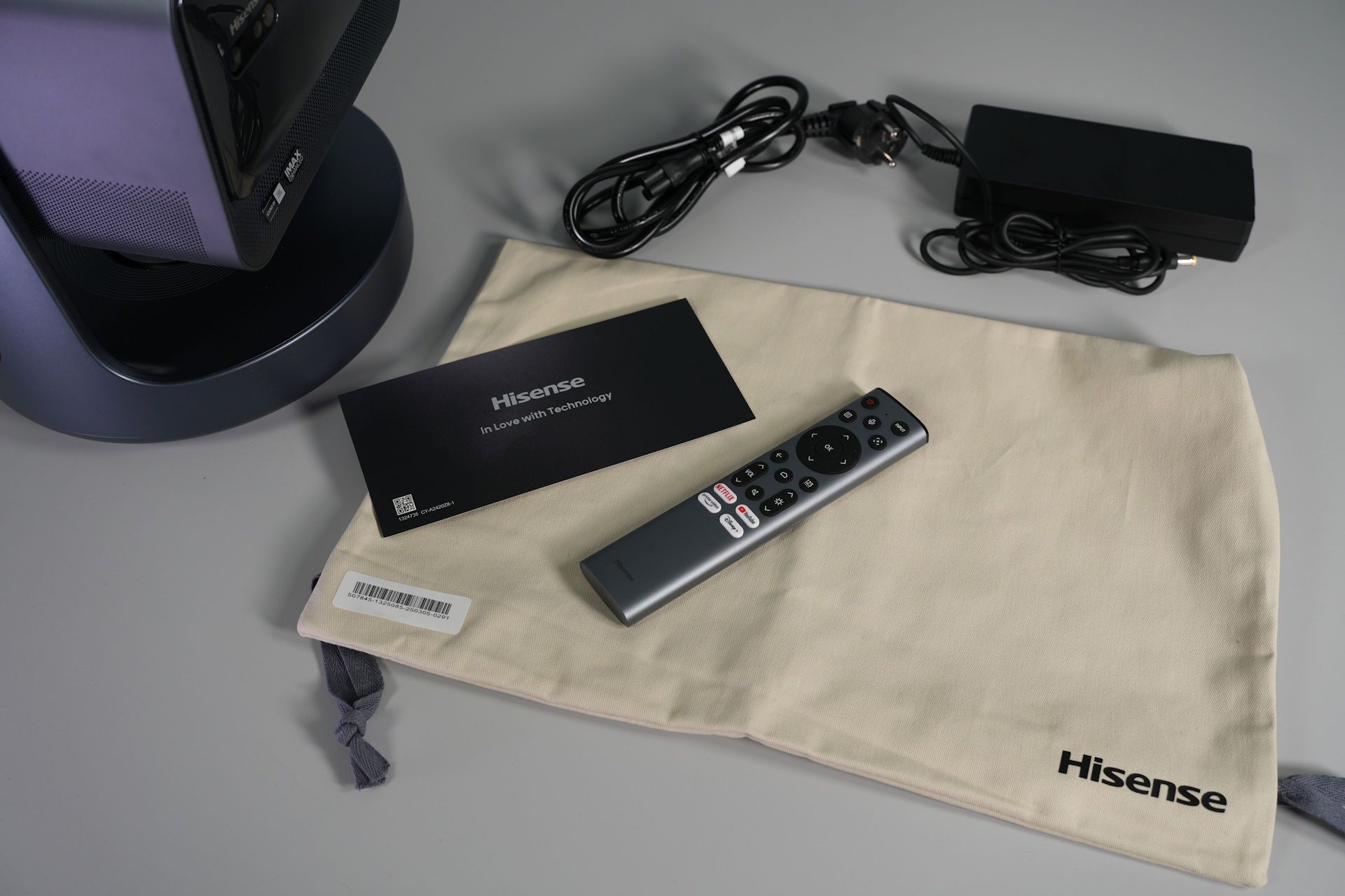Hisense C2 Ultra - zawartość zestawu