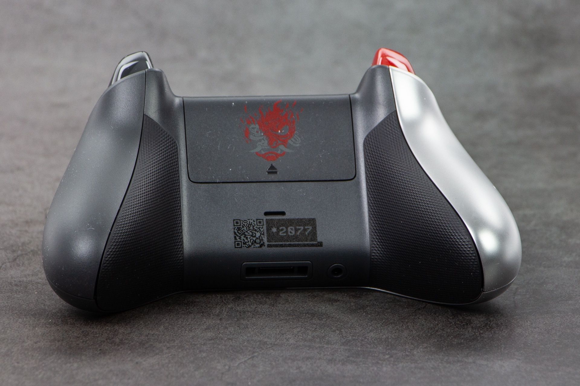Xbox Wireless Controller Cyberpunk 2077 - tylna klapka z logo gry