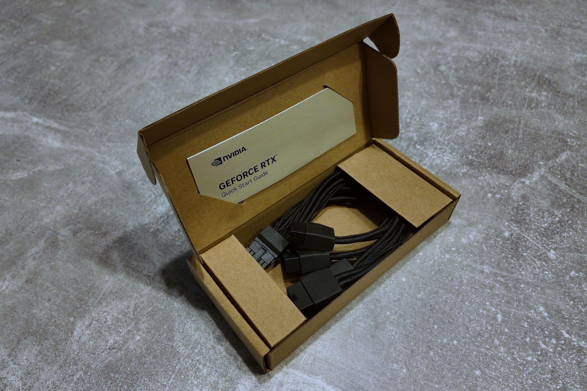 GeForce RTX 5090 Founders Edition - adapter