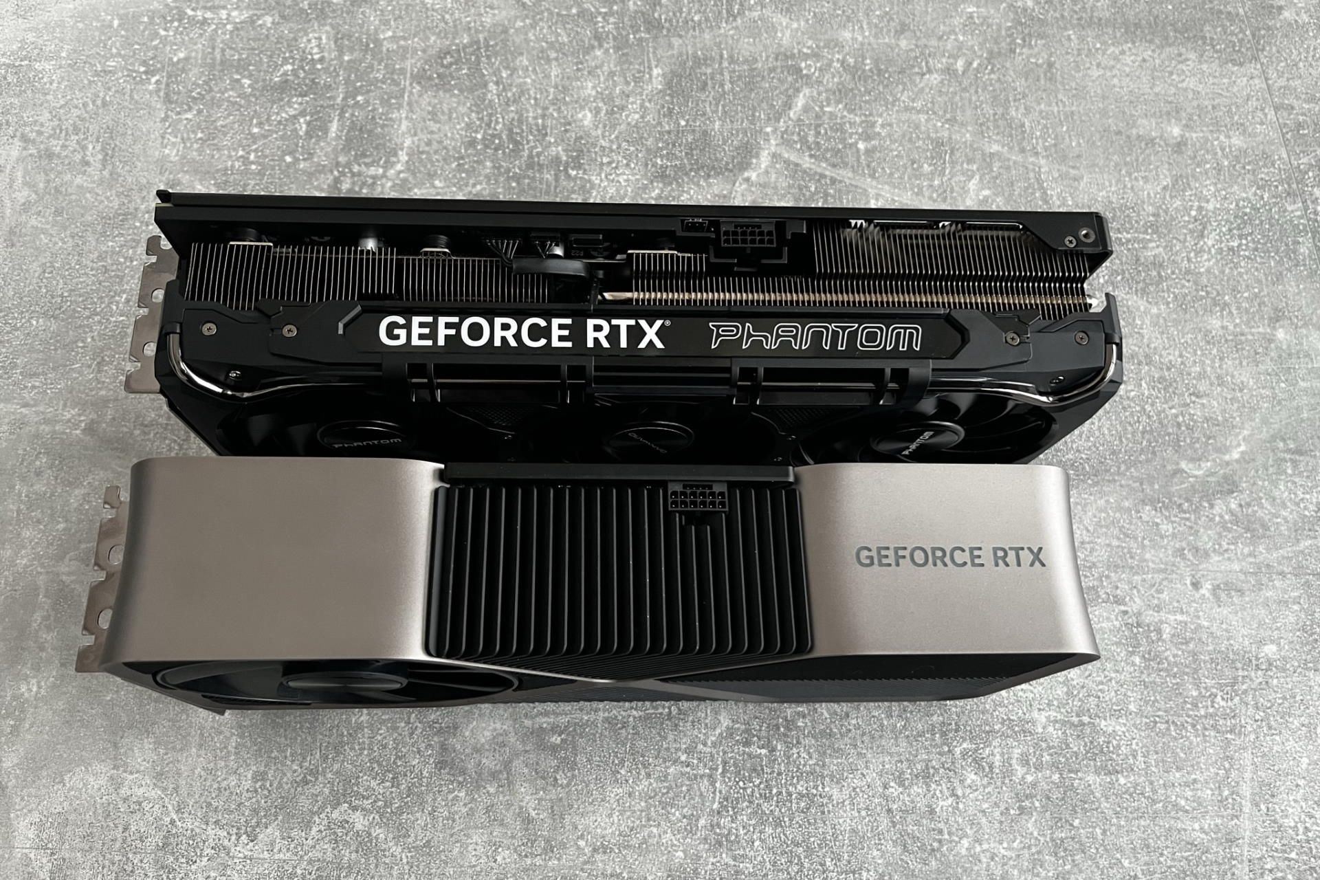 Gainward GeForce RTX 4080 Phantom GS - obok Founders Edition