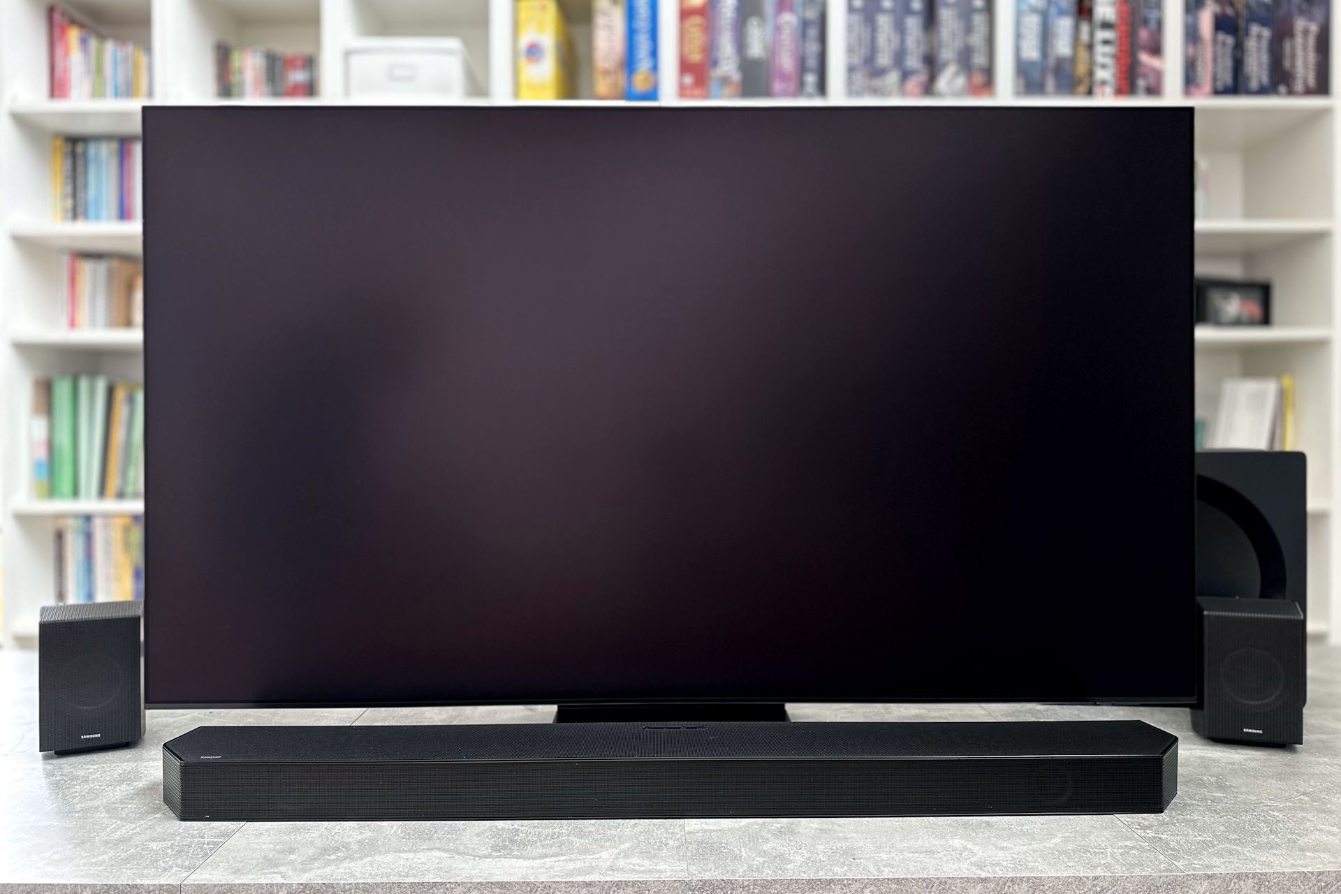 Samsung OLED S95D - na ścianie uruchomiony