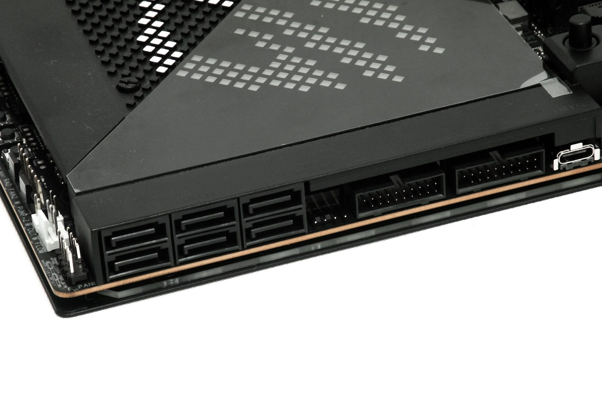 ASUS ROG Maximus Z690 Extreme - porty SATA
