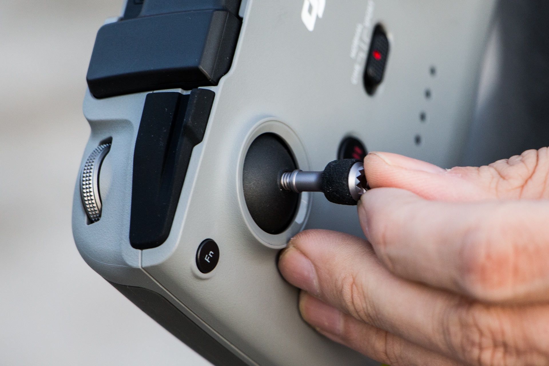 DJI Mini 2 - nowa aparatura z dokręcanymi drążkami