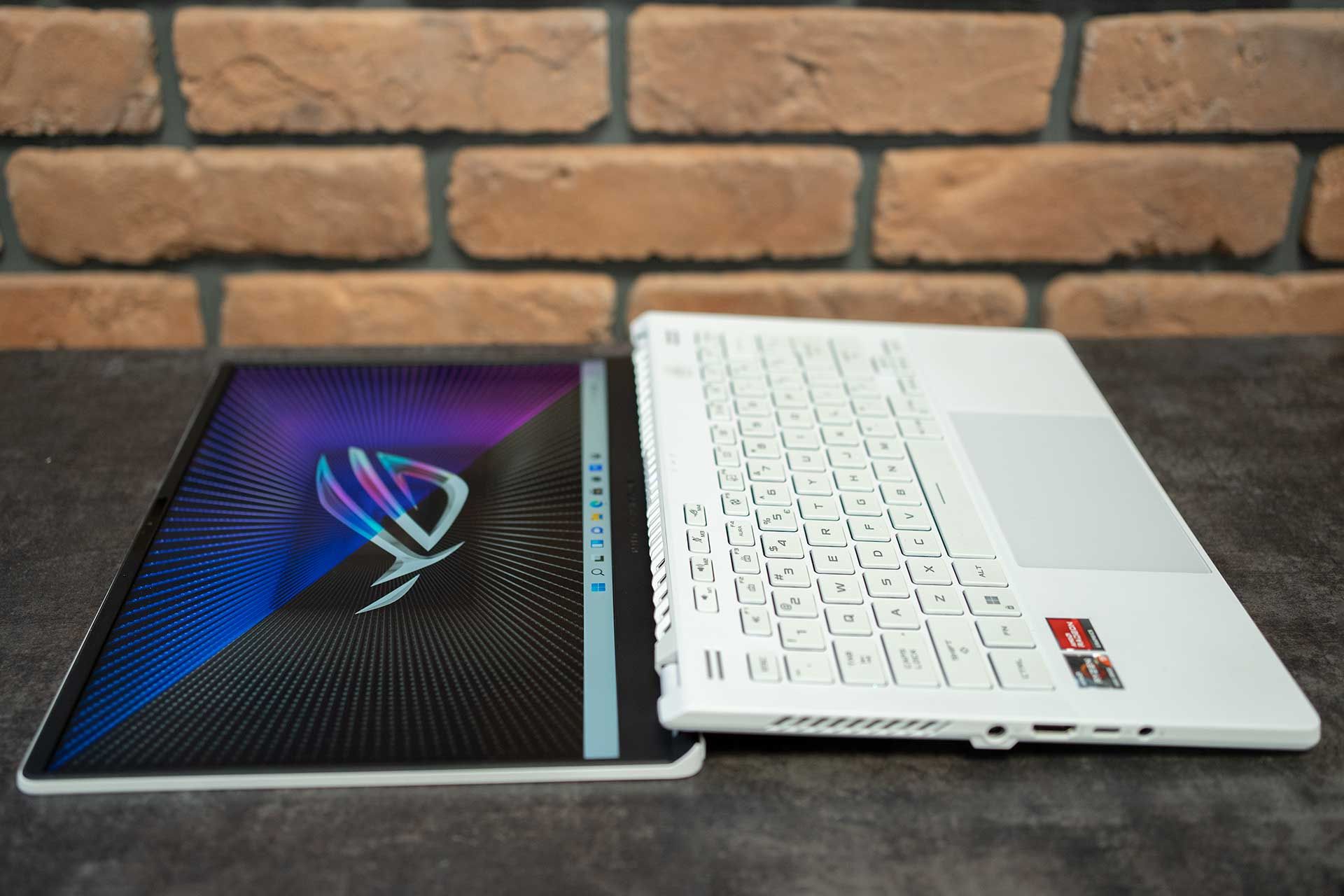 ASUS ROG Zephyrus G14 2022 - zawiasy pokrywy