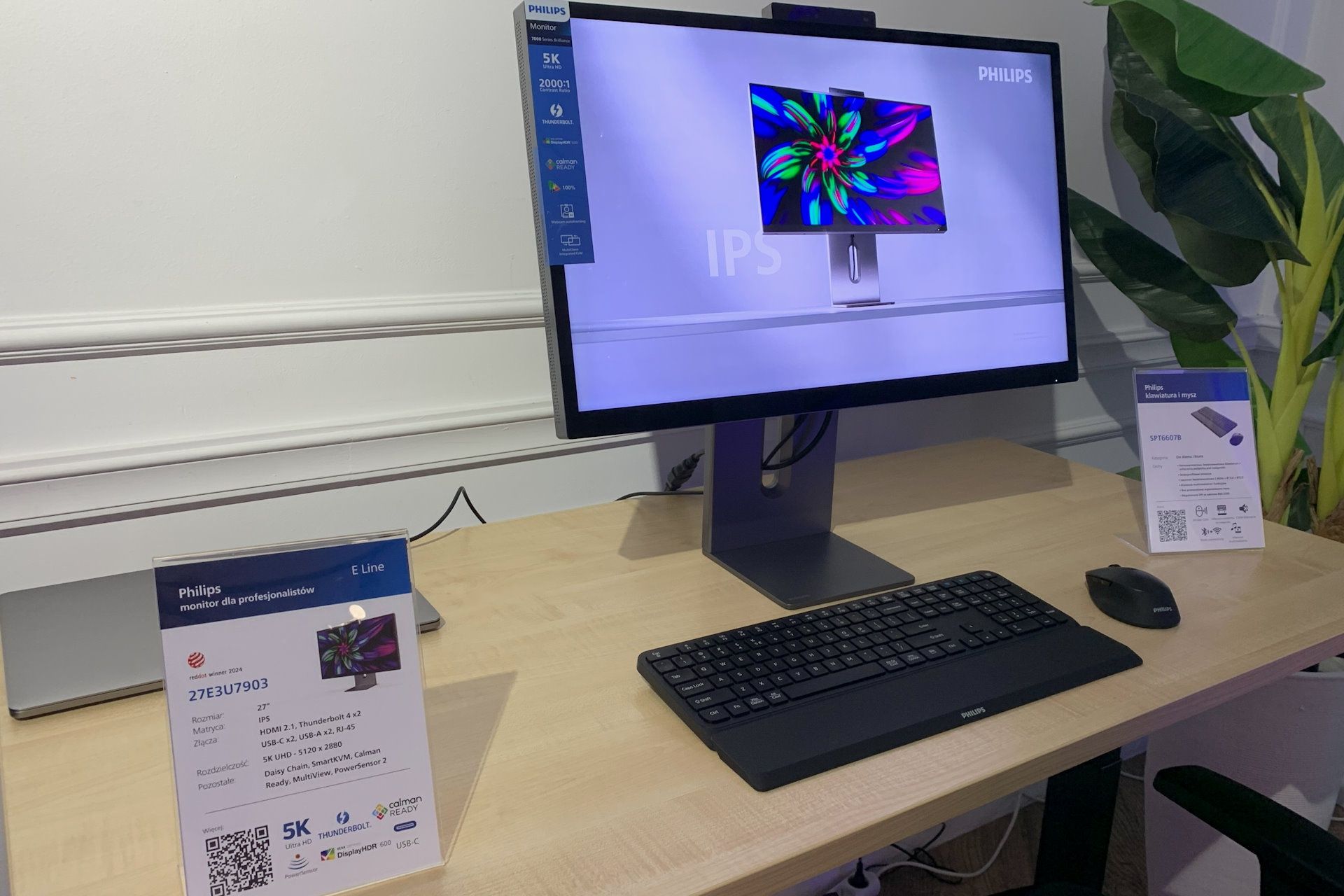 Prezentacja monitorów Philips i AOC - Philips 5K z przodu